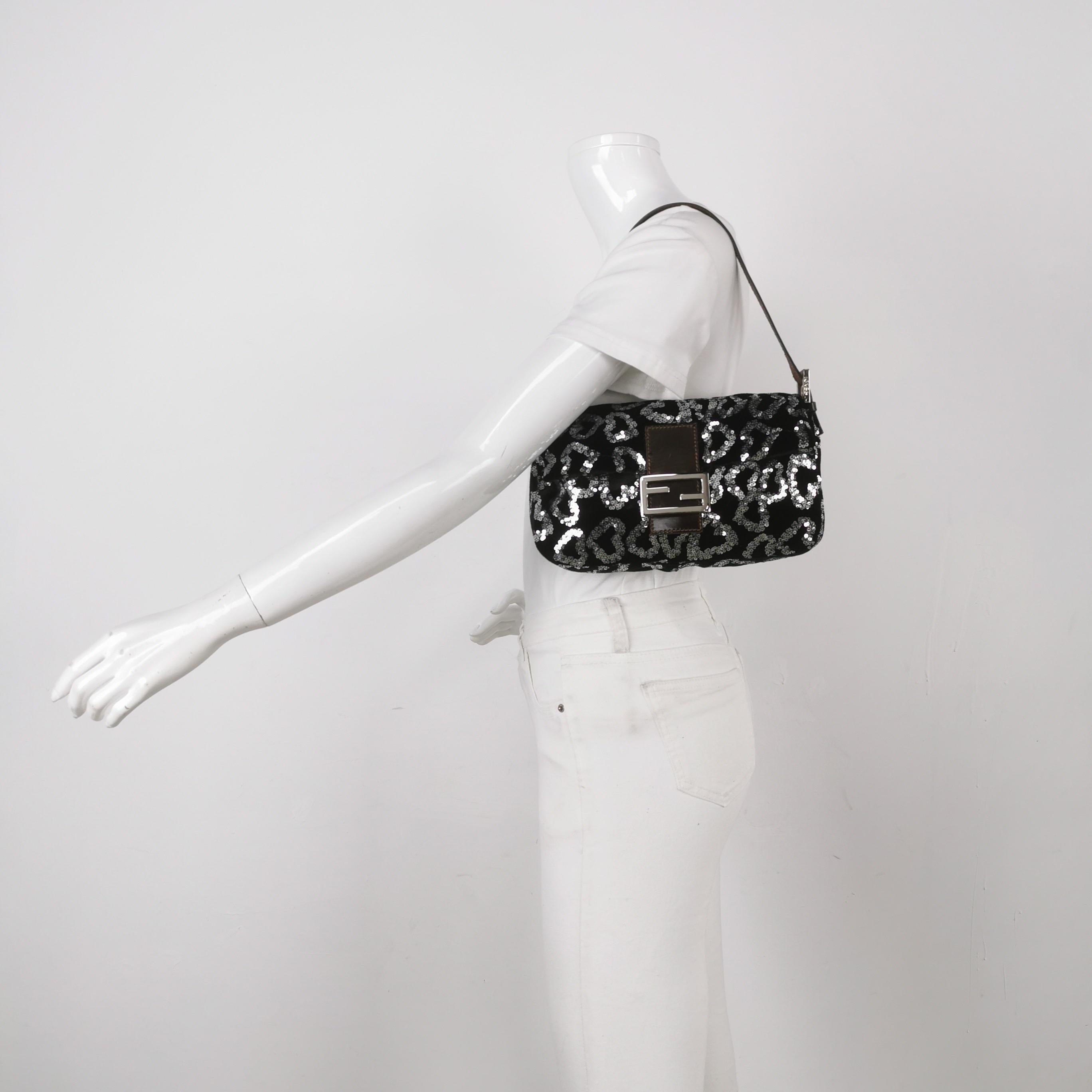 Fendi Baguette Borsa a tracolla bianca a forma di cuore con lustrini neri
 Queste sono foto professionali della borsa offerta da Luxbags.
 Questa Baguette di Fendi è un pezzo straordinario, con paillettes bianche a forma di cuore cucite a mano su