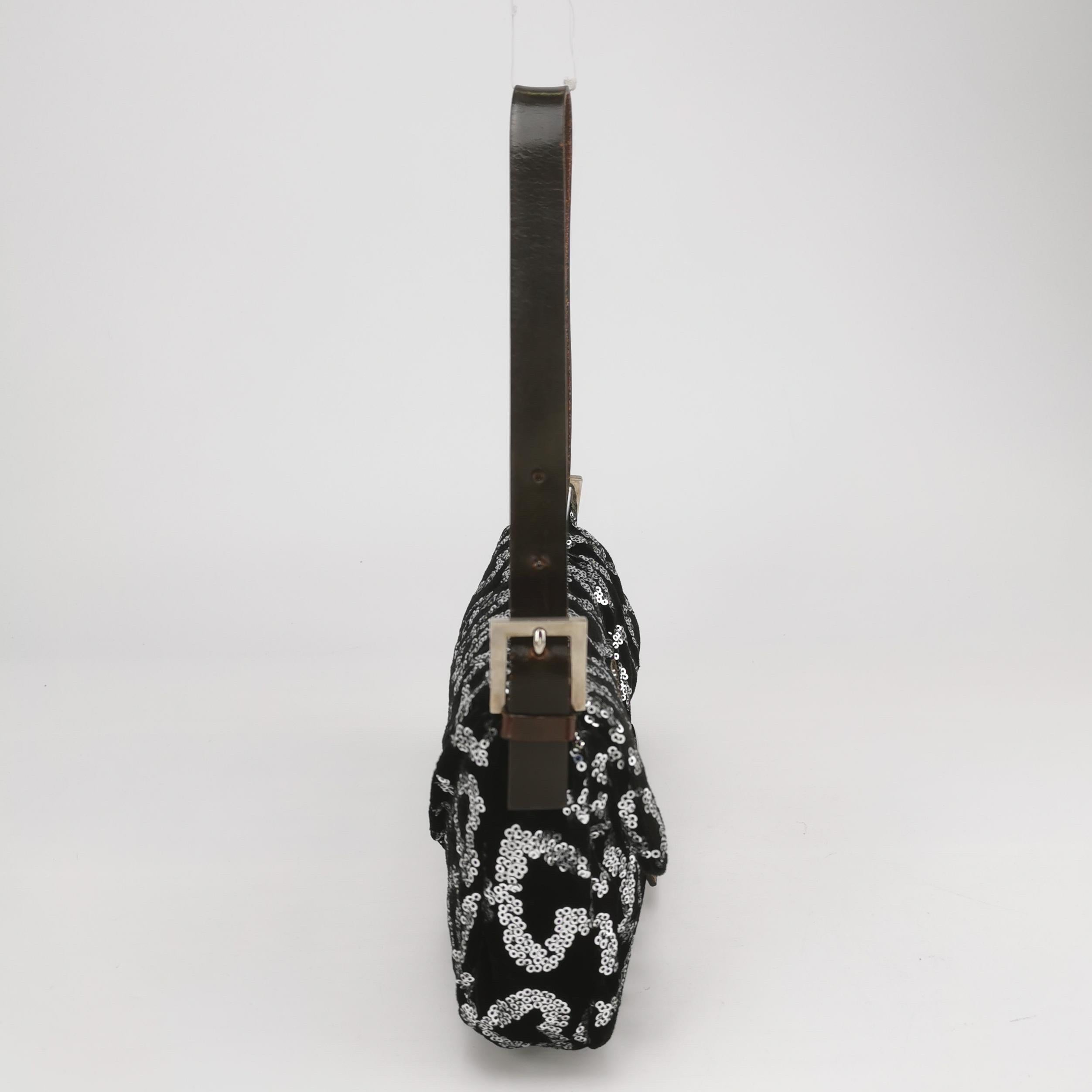 Donna Fendi Baguette Borsa a tracolla bianca a forma di cuore con lustrini neri in vendita