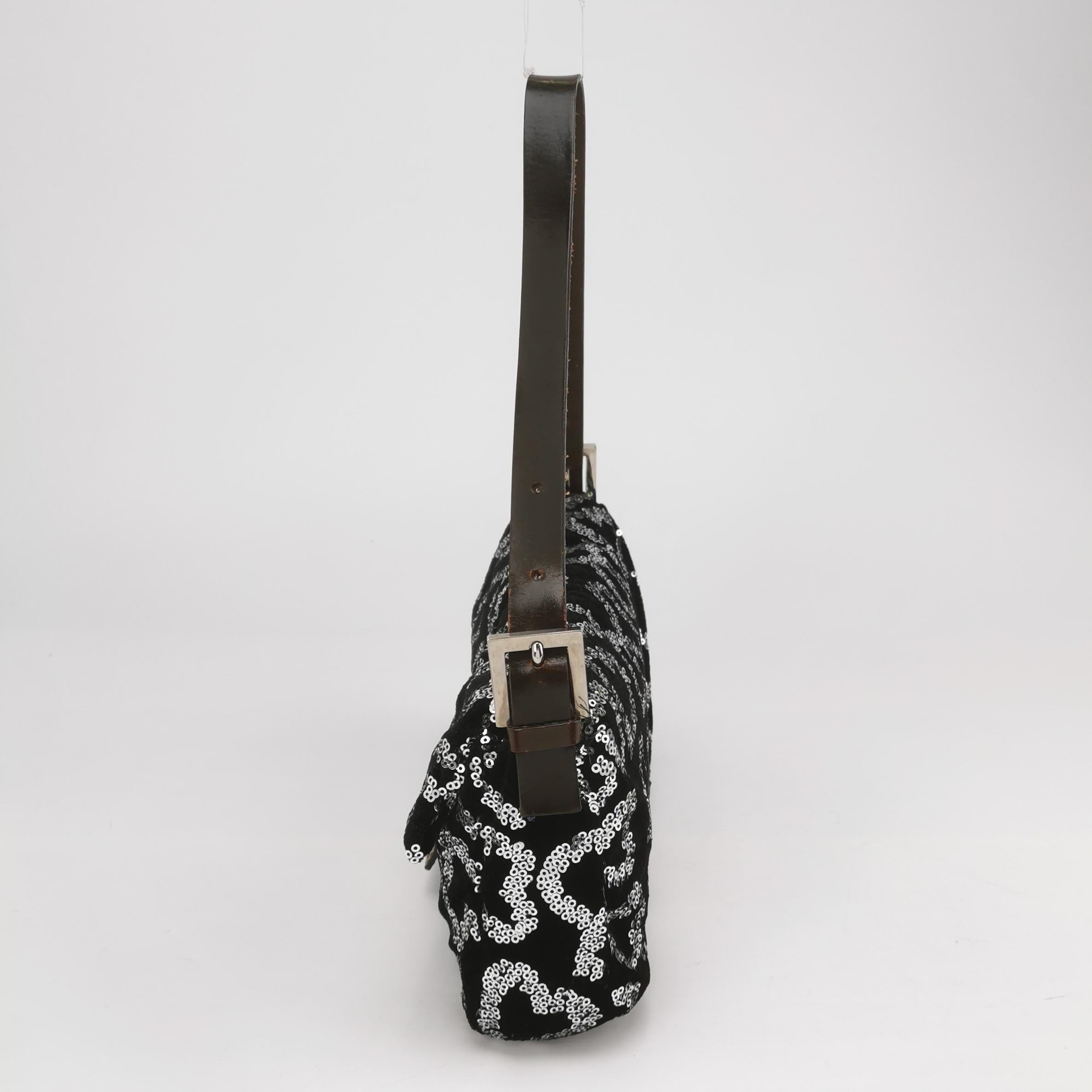 Fendi Baguette Borsa a tracolla bianca a forma di cuore con lustrini neri in vendita 1