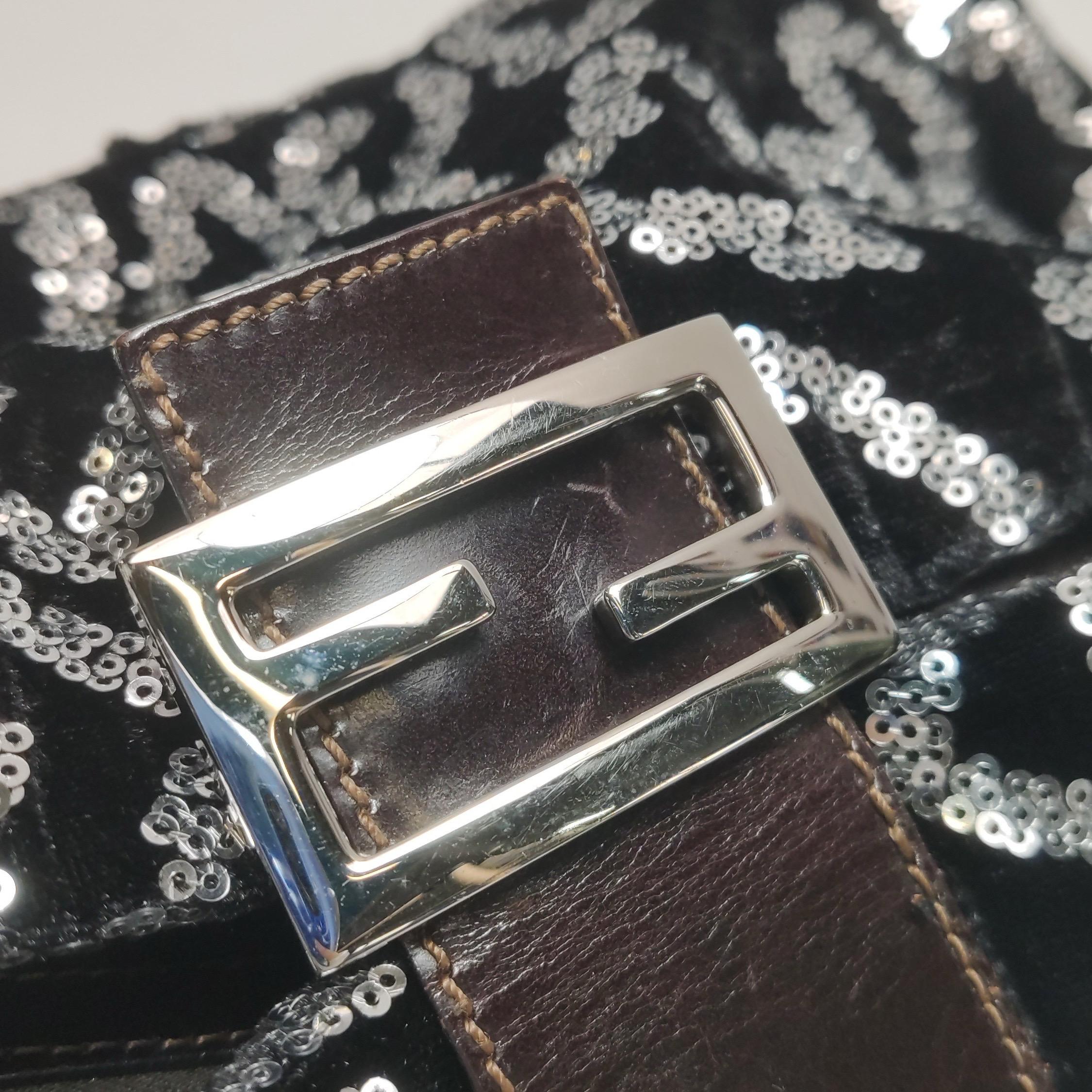 Fendi Baguette Borsa a tracolla bianca a forma di cuore con lustrini neri in vendita 2