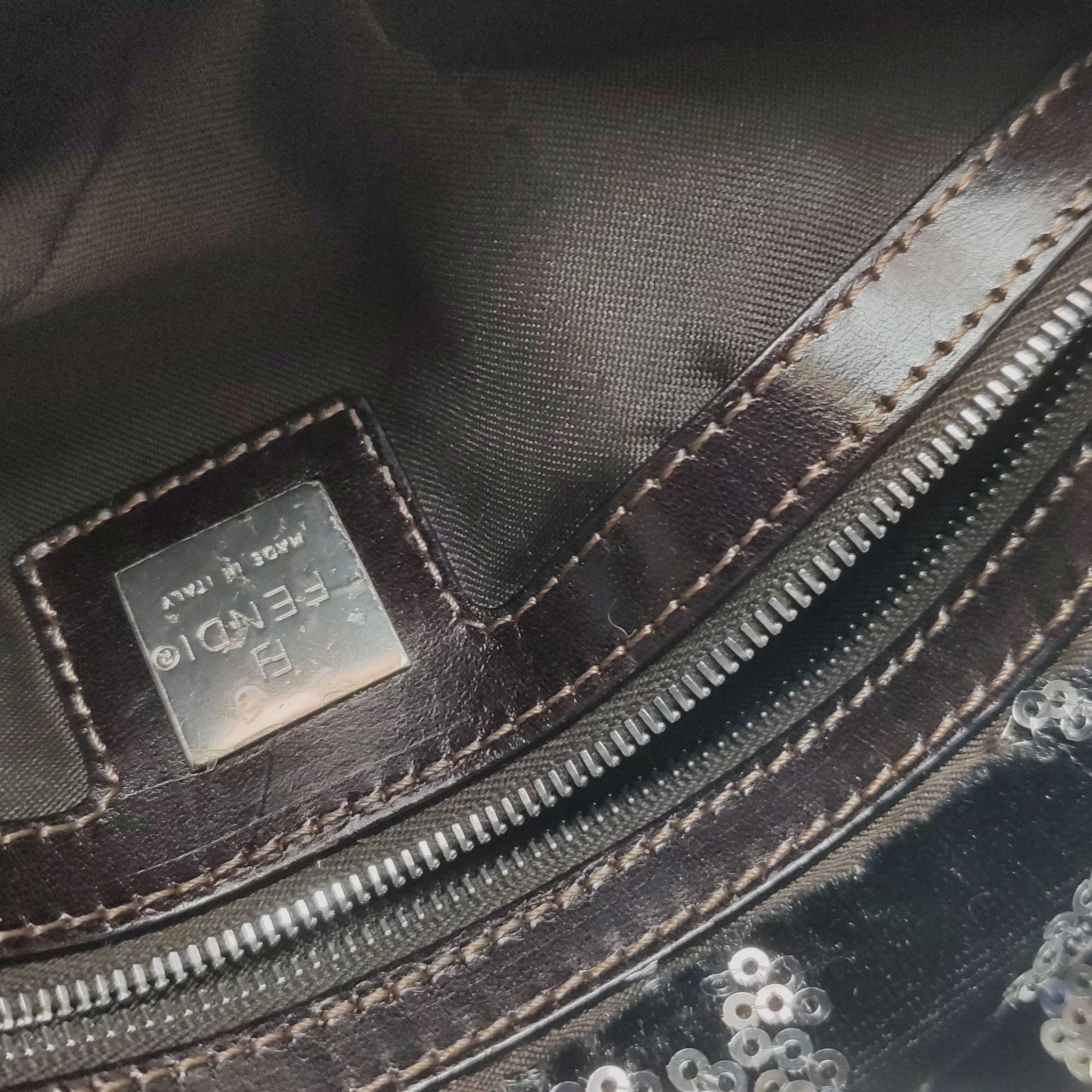 Fendi Baguette Borsa a tracolla bianca a forma di cuore con lustrini neri in vendita 3