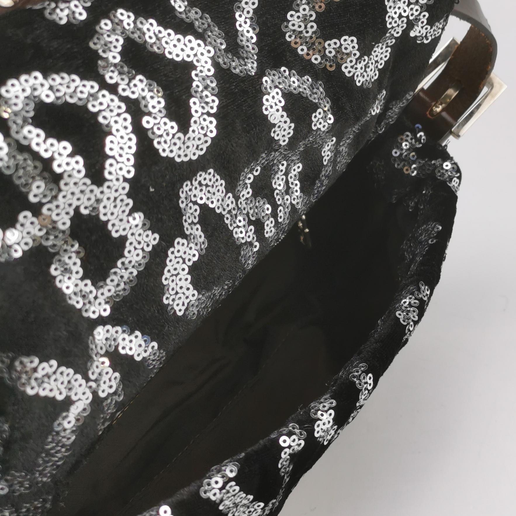 Fendi Baguette Borsa a tracolla bianca a forma di cuore con lustrini neri in vendita 4