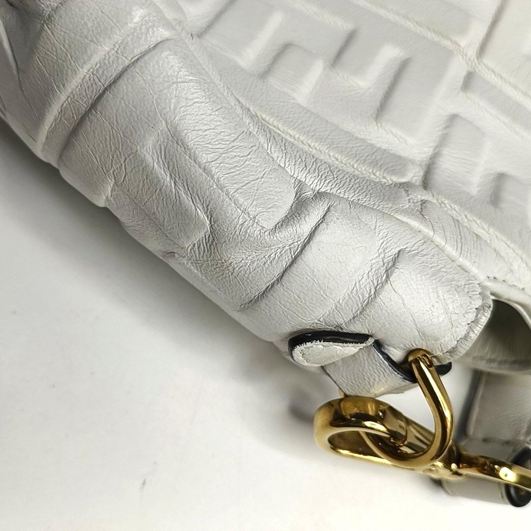 Fendi Baguette Borsa a tracolla media in pelle di agnello bianca in vendita 6