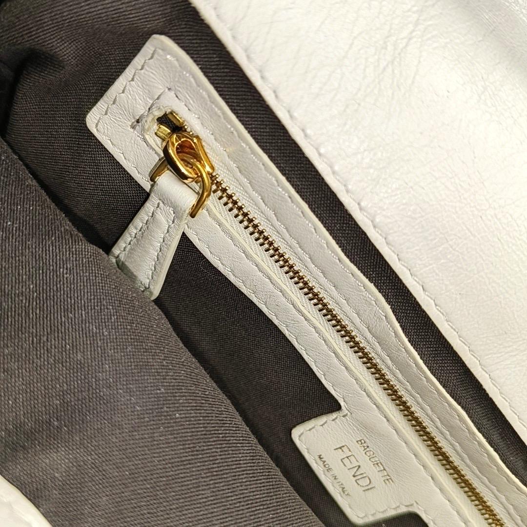 Fendi Baguette Borsa a tracolla media in pelle di agnello bianca in vendita 9