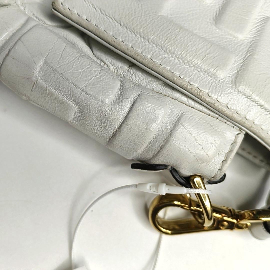Fendi Baguette Borsa a tracolla media in pelle di agnello bianca in vendita 11