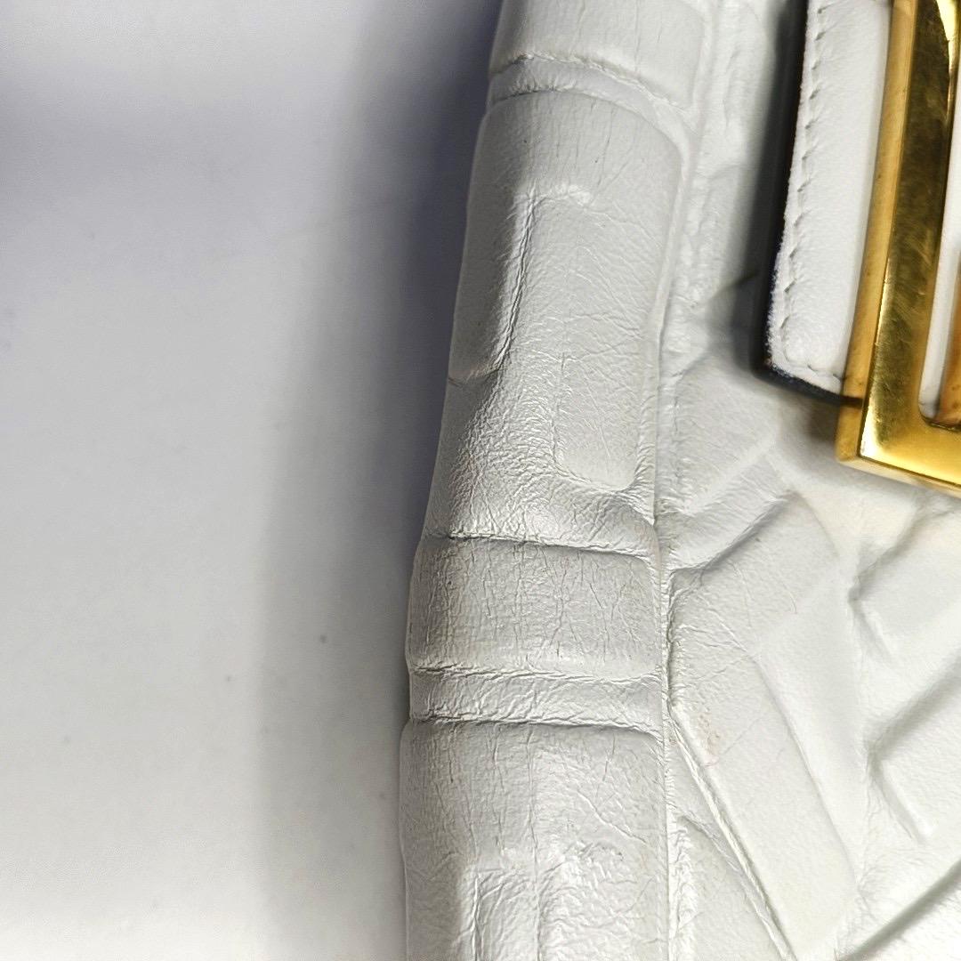 Fendi Baguette Borsa a tracolla media in pelle di agnello bianca in vendita 12