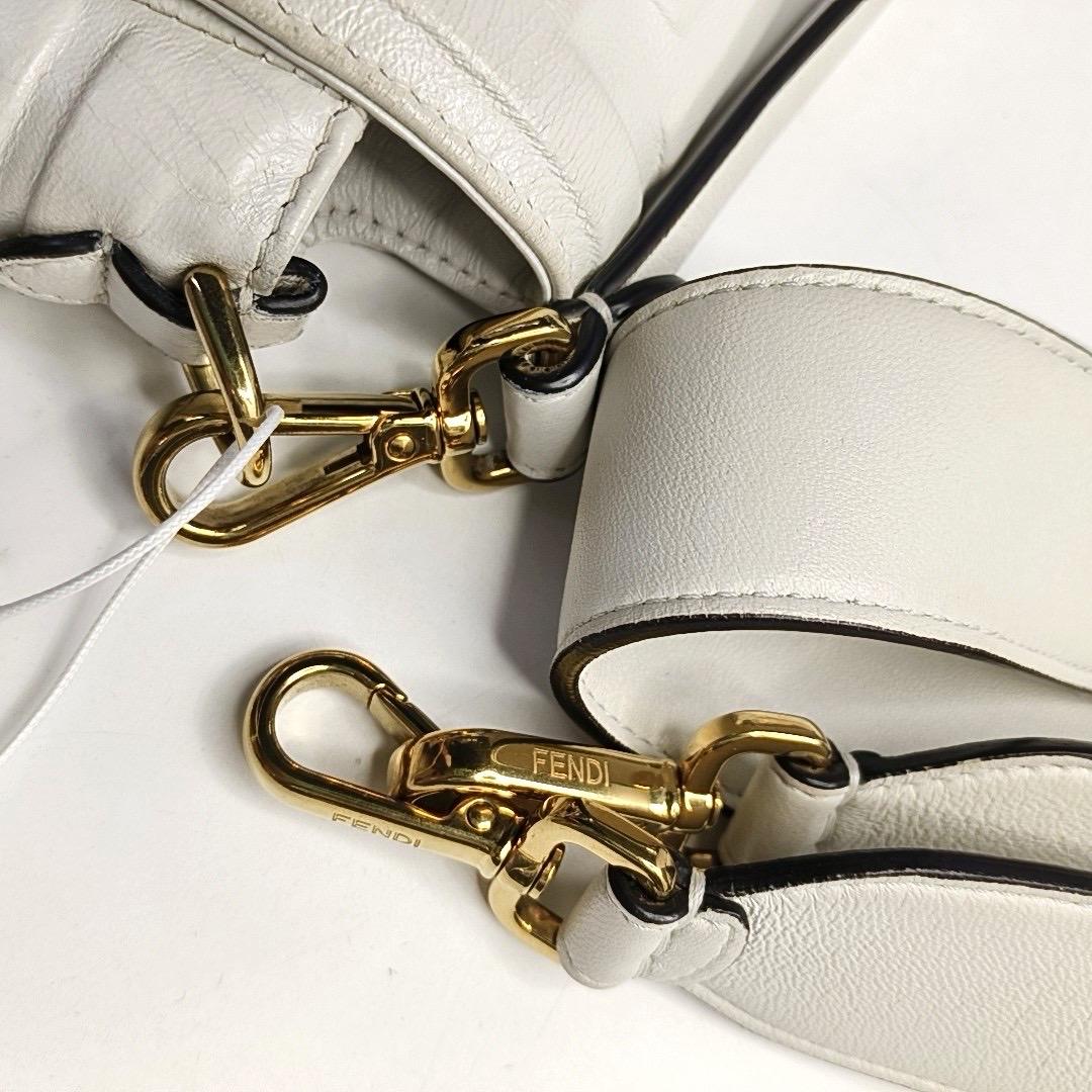 Fendi Baguette Borsa a tracolla media in pelle di agnello bianca in vendita 13