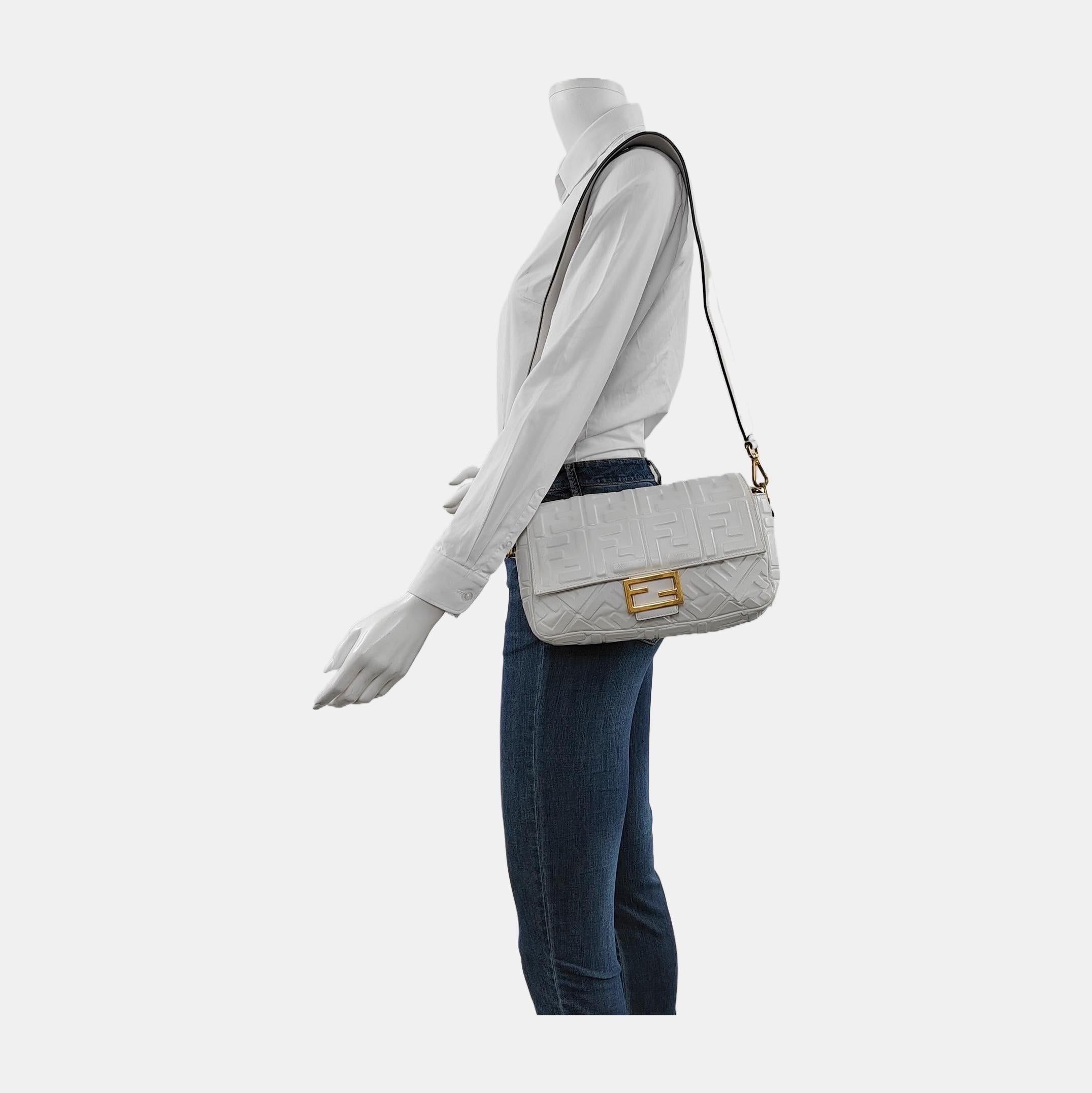 Prova il lusso e lo stile con la borsa a tracolla Baguette di Fendi in lussuosa pelle Nappa. Realizzata in morbida nappa con un intricato motivo FF in rilievo 3D, questa borsa incredibilmente leggera offre funzionalità e moda. Portala a mano, a