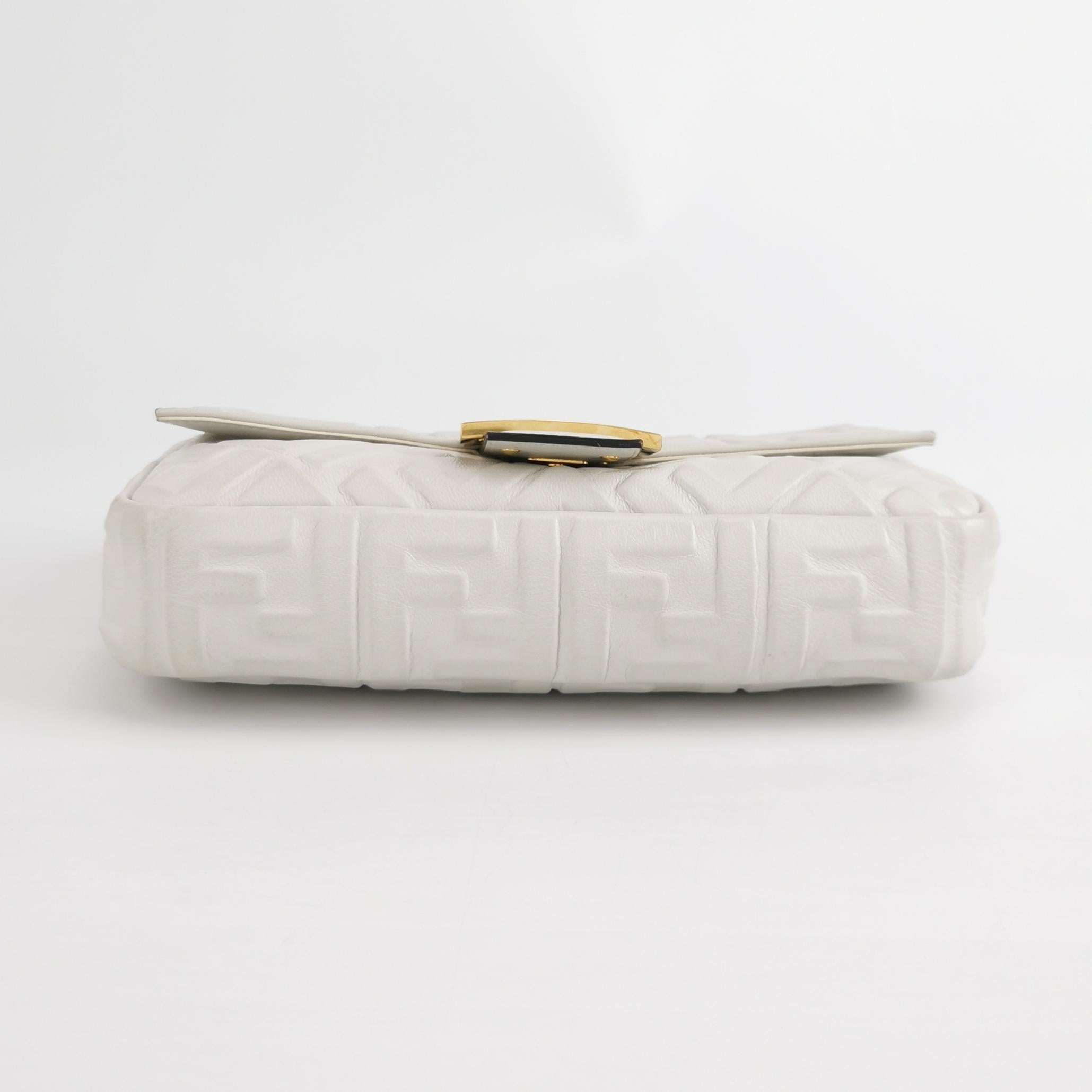 Fendi Baguette White Lambskin Leather Crossbody Bag Medium In Good Condition For Sale In AUBERVILLIERS, FR