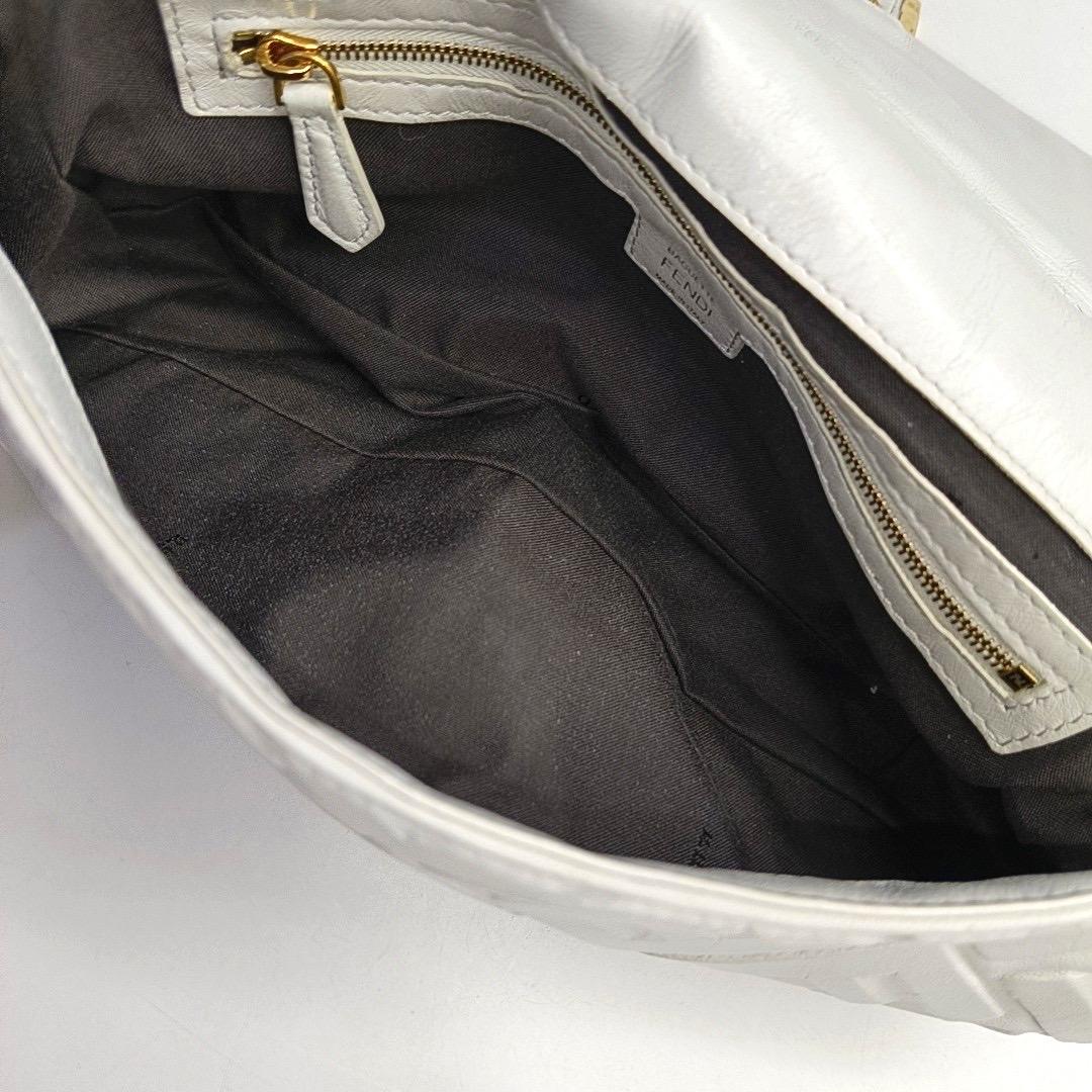 Donna Fendi Baguette Borsa a tracolla media in pelle di agnello bianca in vendita