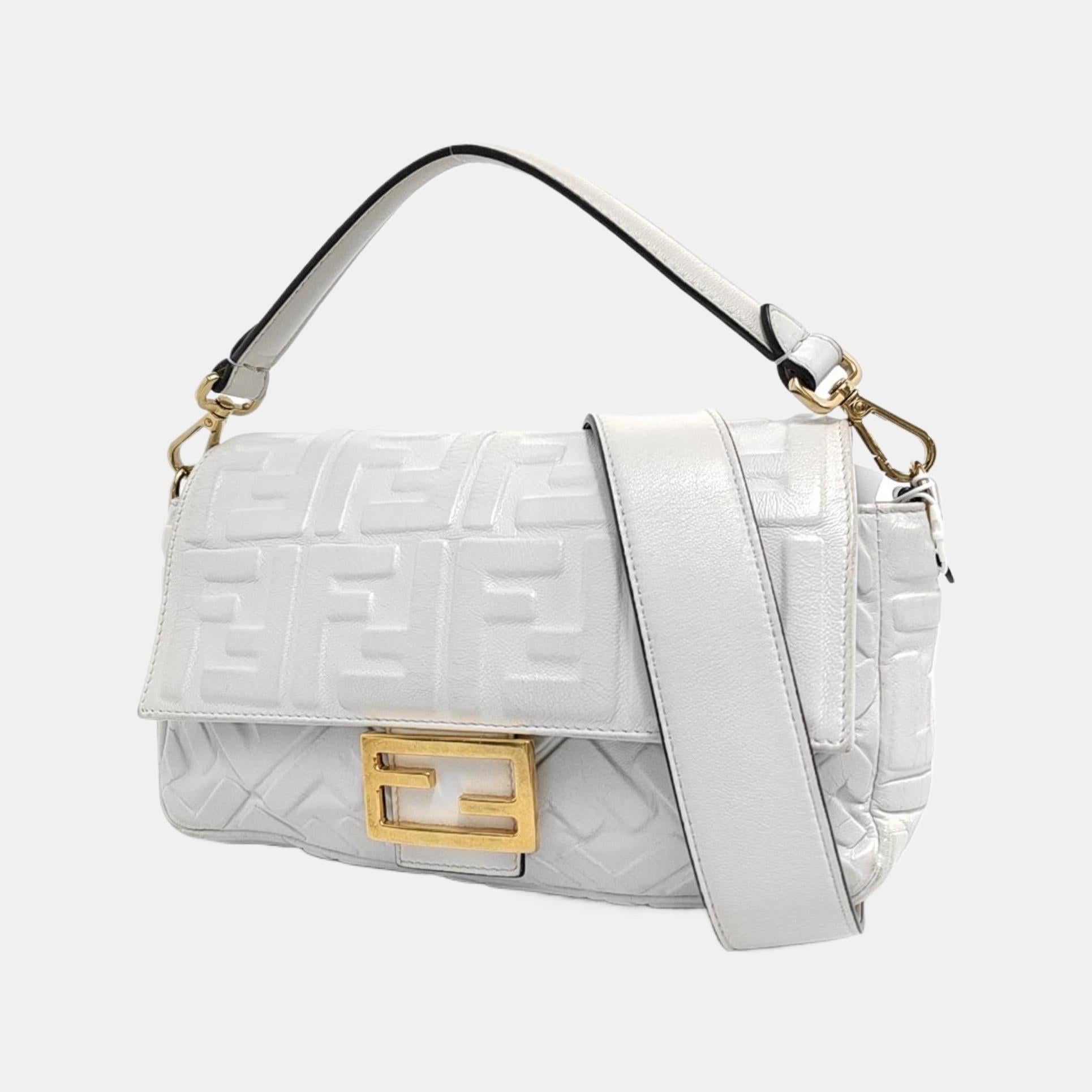 Fendi Baguette Borsa a tracolla media in pelle di agnello bianca in vendita 1