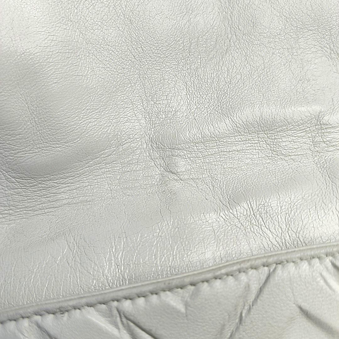 Fendi Baguette Borsa a tracolla media in pelle di agnello bianca in vendita 2