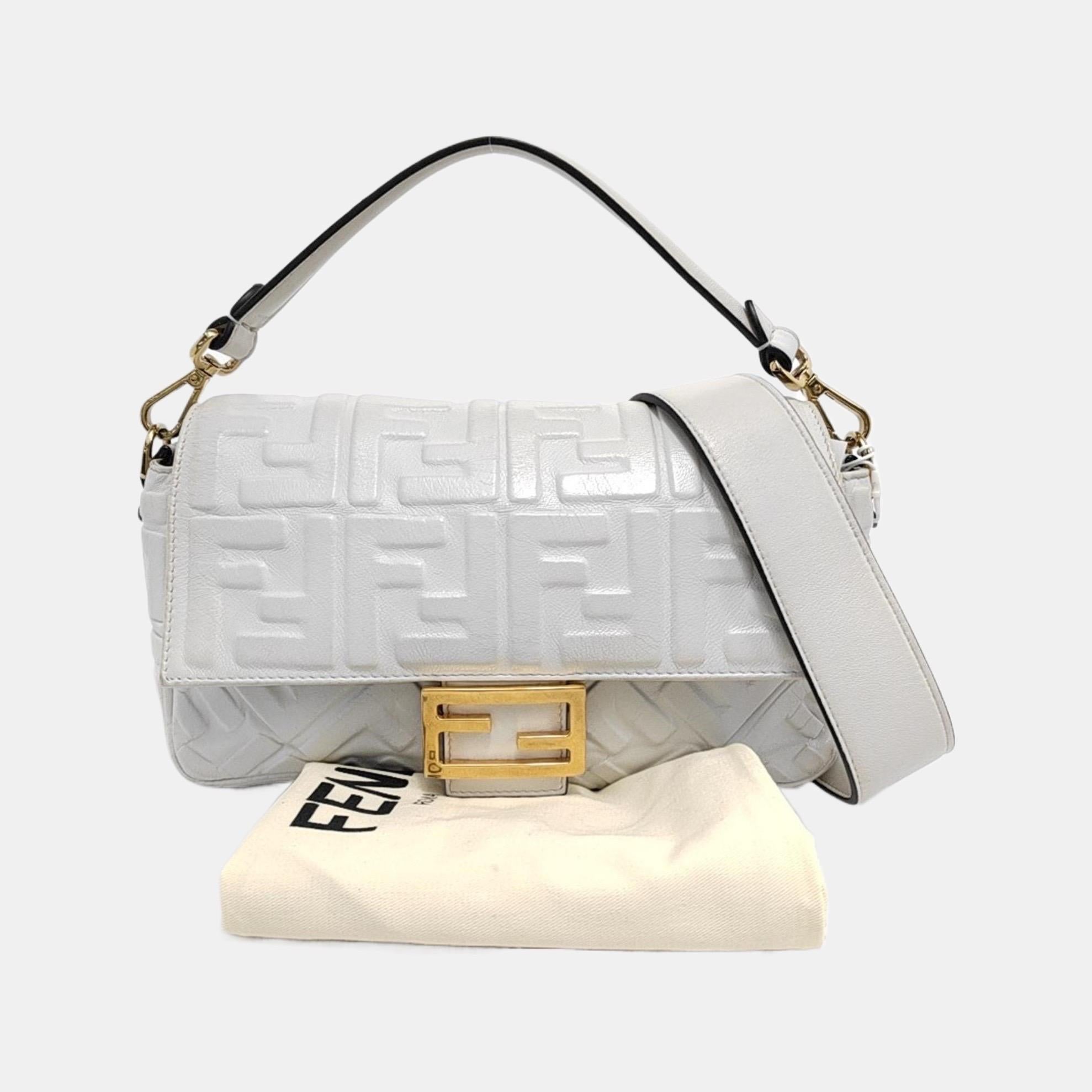 Fendi Baguette Borsa a tracolla media in pelle di agnello bianca in vendita 3