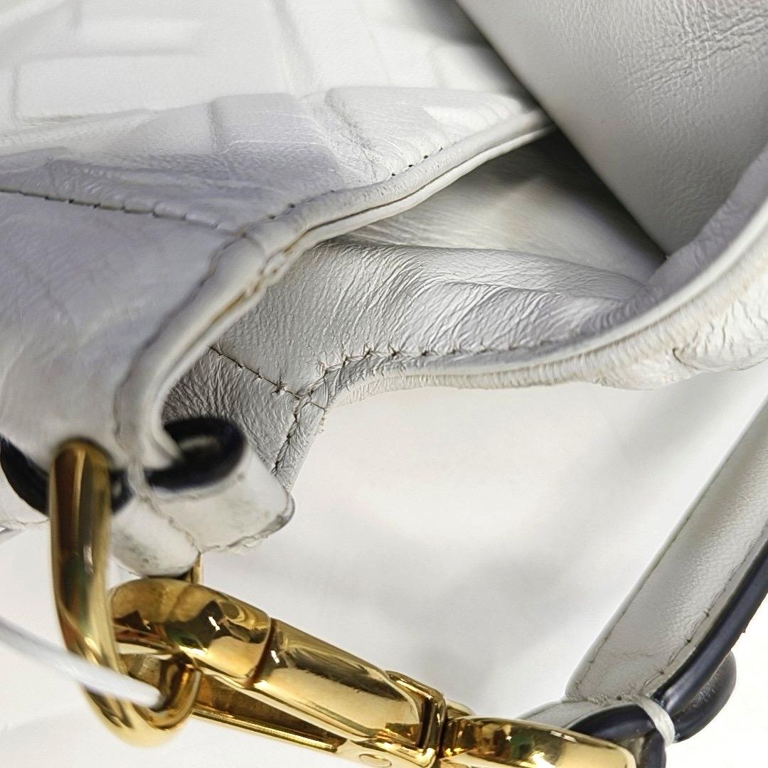 Fendi Baguette Borsa a tracolla media in pelle di agnello bianca in vendita 4