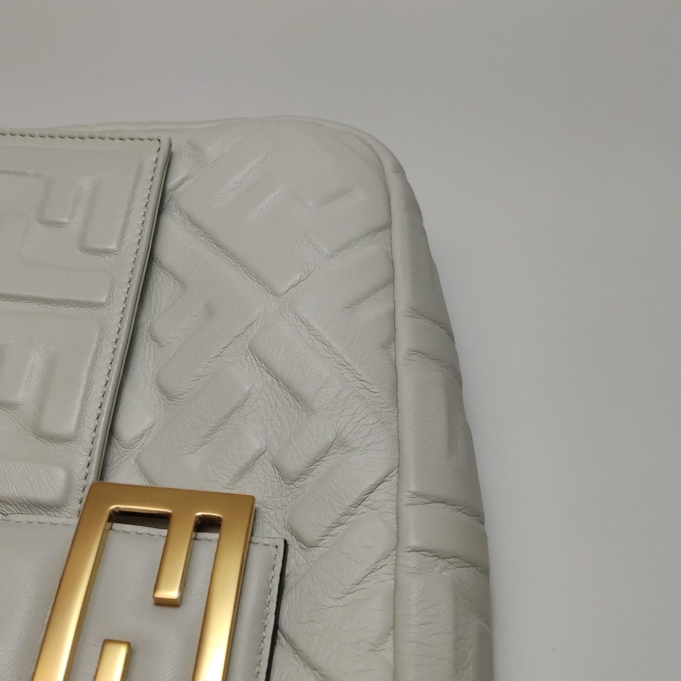 Fendi Baguette White Leather 3D FF Motif Crossbody Bag Large en vente 11