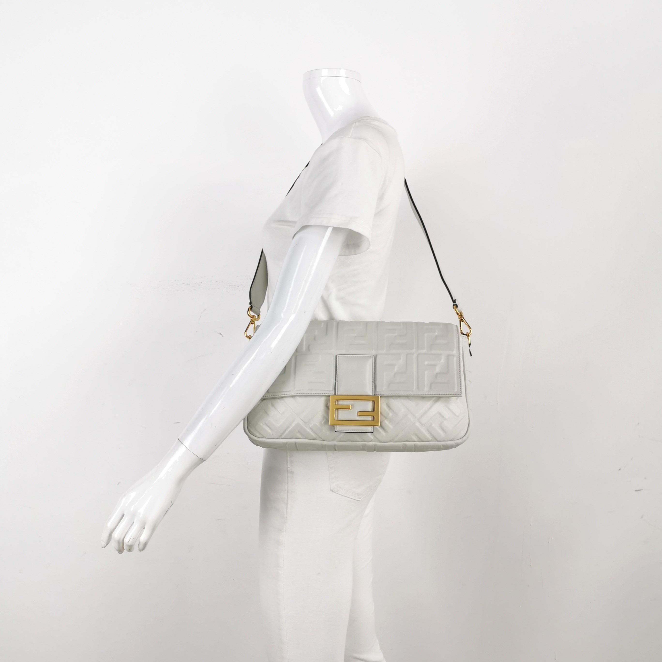 Fendi Baguette White Leather 3D FF Motif Crossbody Bag Large
Il s'agit de photos professionnelles du sac offert par Luxbags.
Fendi s'inscrit dans la tendance des sacs surdimensionnés avec son grand sac Baguette, offrant une perspective nouvelle sur