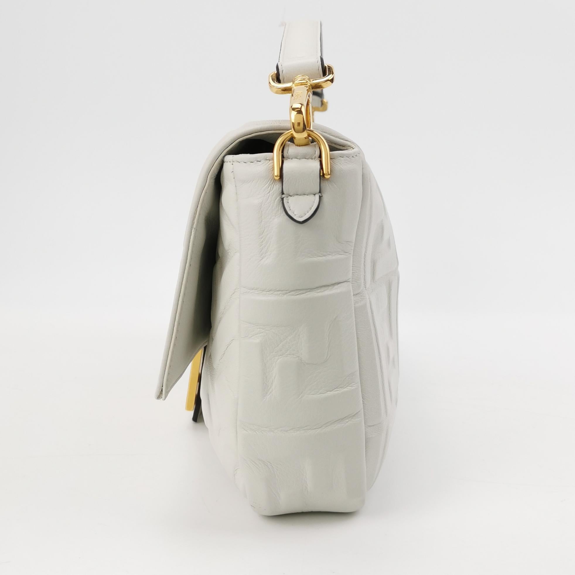 Gris Fendi Baguette White Leather 3D FF Motif Crossbody Bag Large en vente