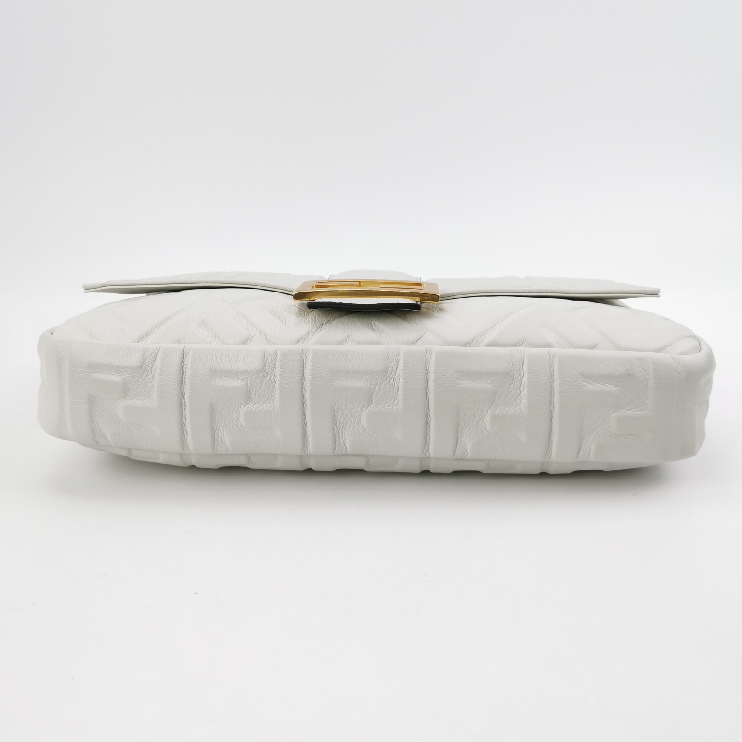 Fendi Baguette White Leather 3D FF Motif Crossbody Bag Large Bon état - En vente à AUBERVILLIERS, FR