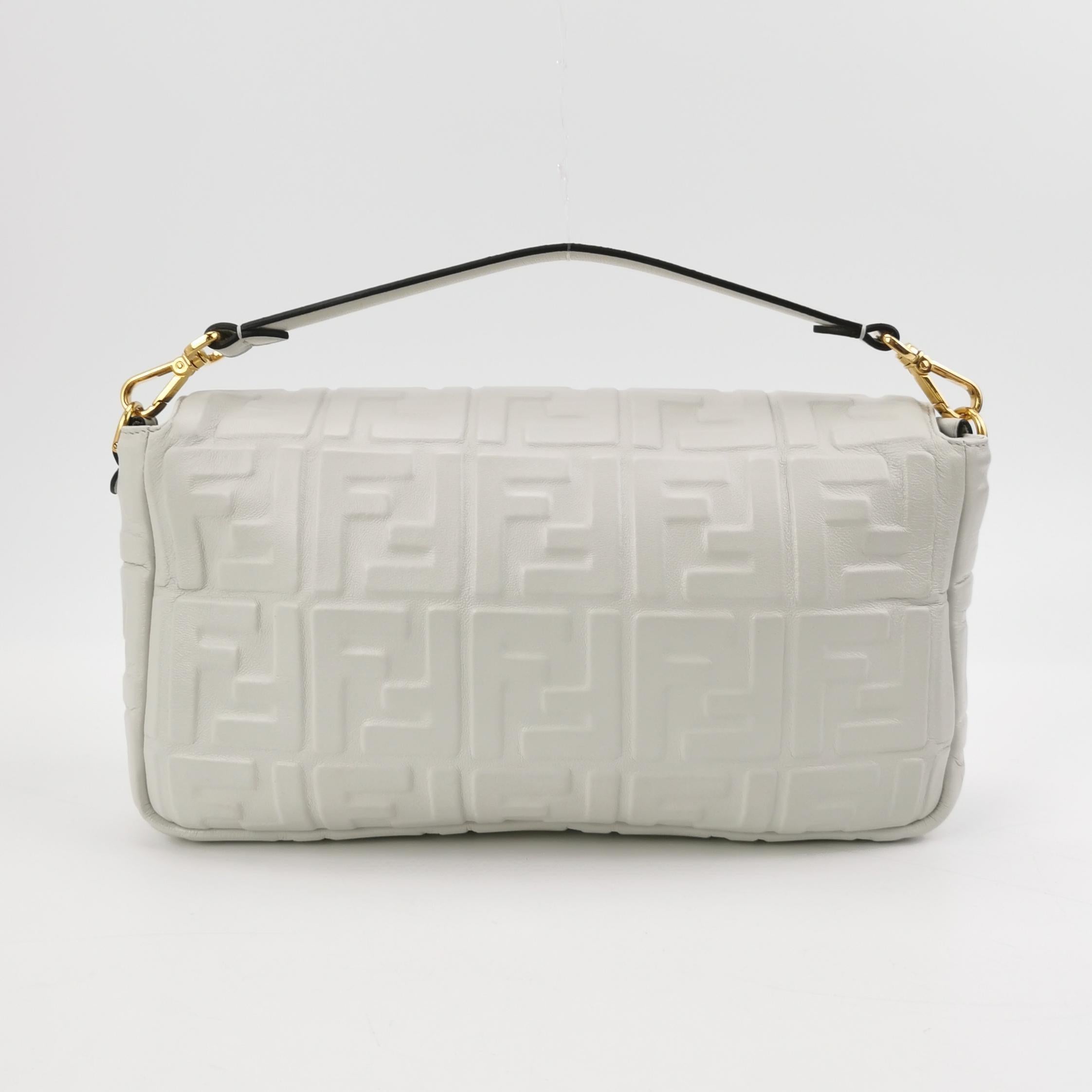 Fendi Baguette White Leather 3D FF Motif Crossbody Bag Large Pour femmes en vente