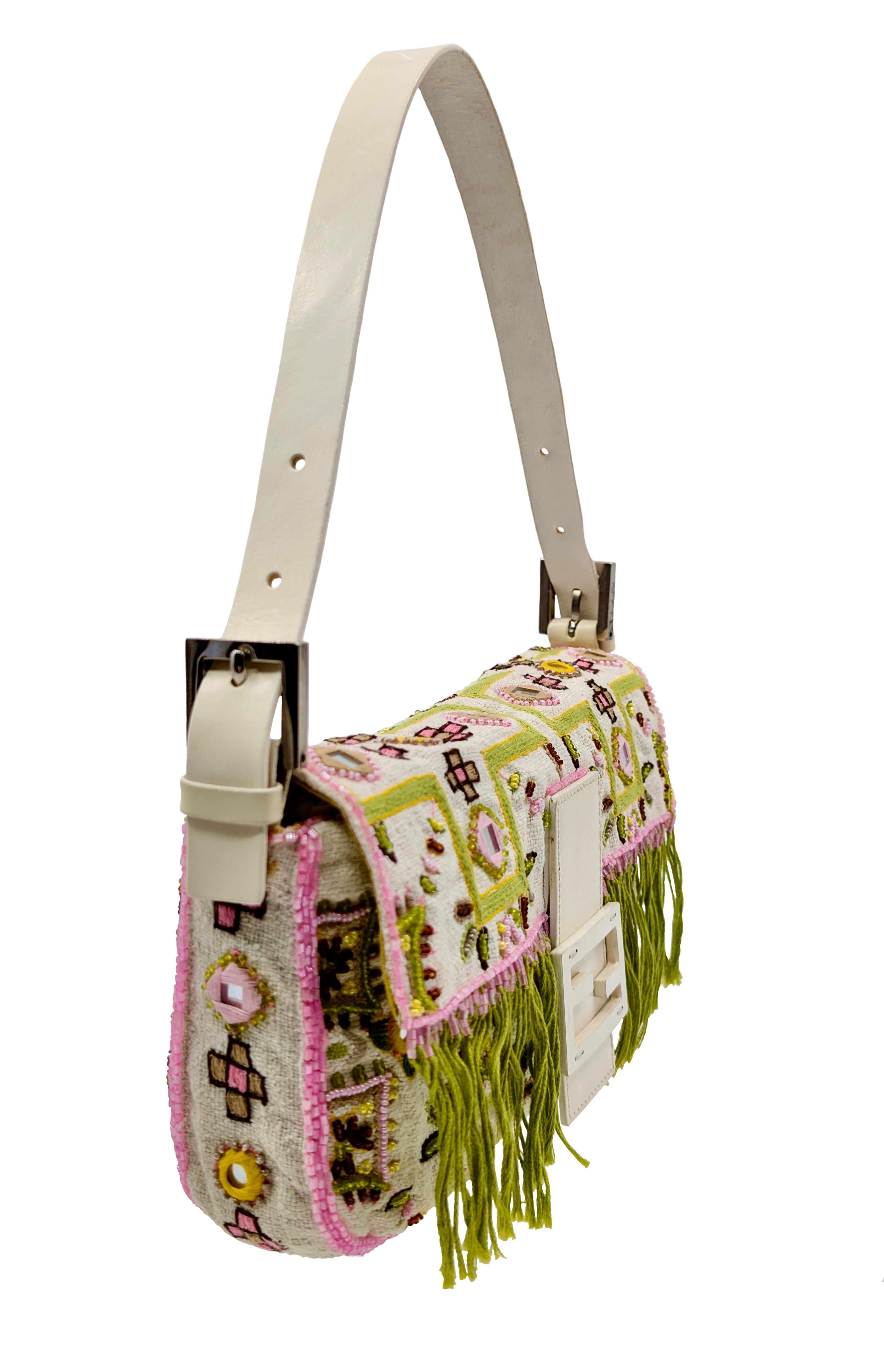 FENDI Baguette gelb rosa grün auf weißer Leinwand Jahrgang 90er
Details in weißem Leder 
Die Anweisungen betonen:
