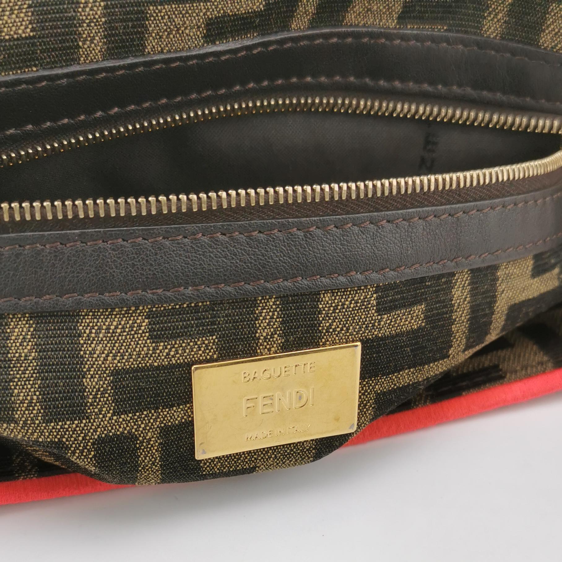 Sac à bandoulière FENDI Baguette Zucca en toile Monogram avec garniture néon rose en vente 5