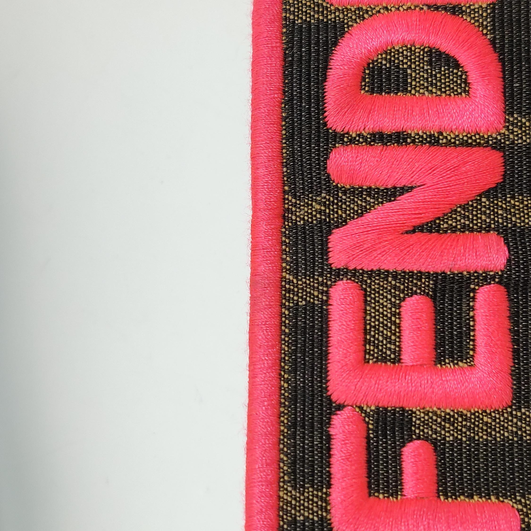 Sac à bandoulière FENDI Baguette Zucca en toile Monogram avec garniture néon rose en vente 6