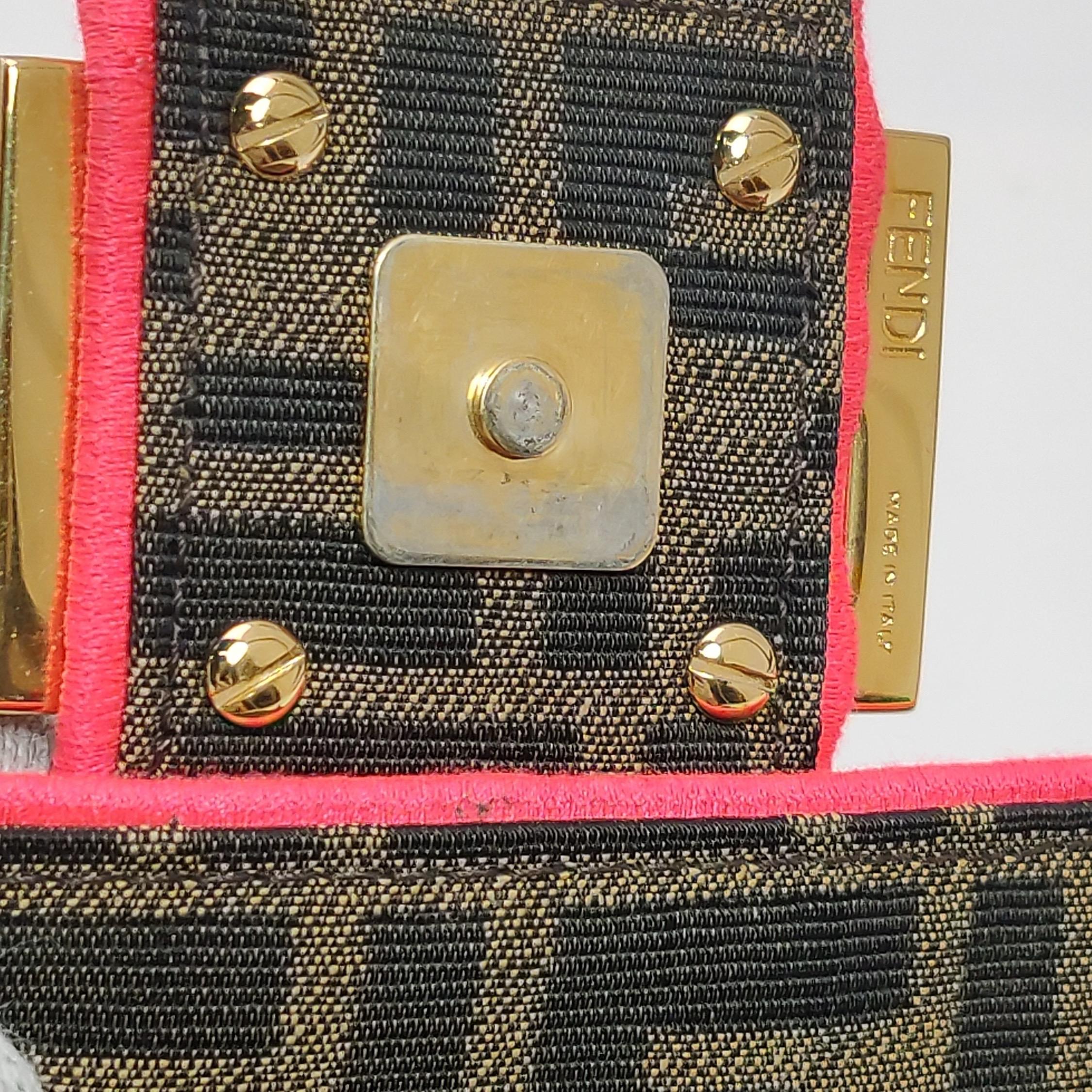 Sac à bandoulière FENDI Baguette Zucca en toile Monogram avec garniture néon rose en vente 8