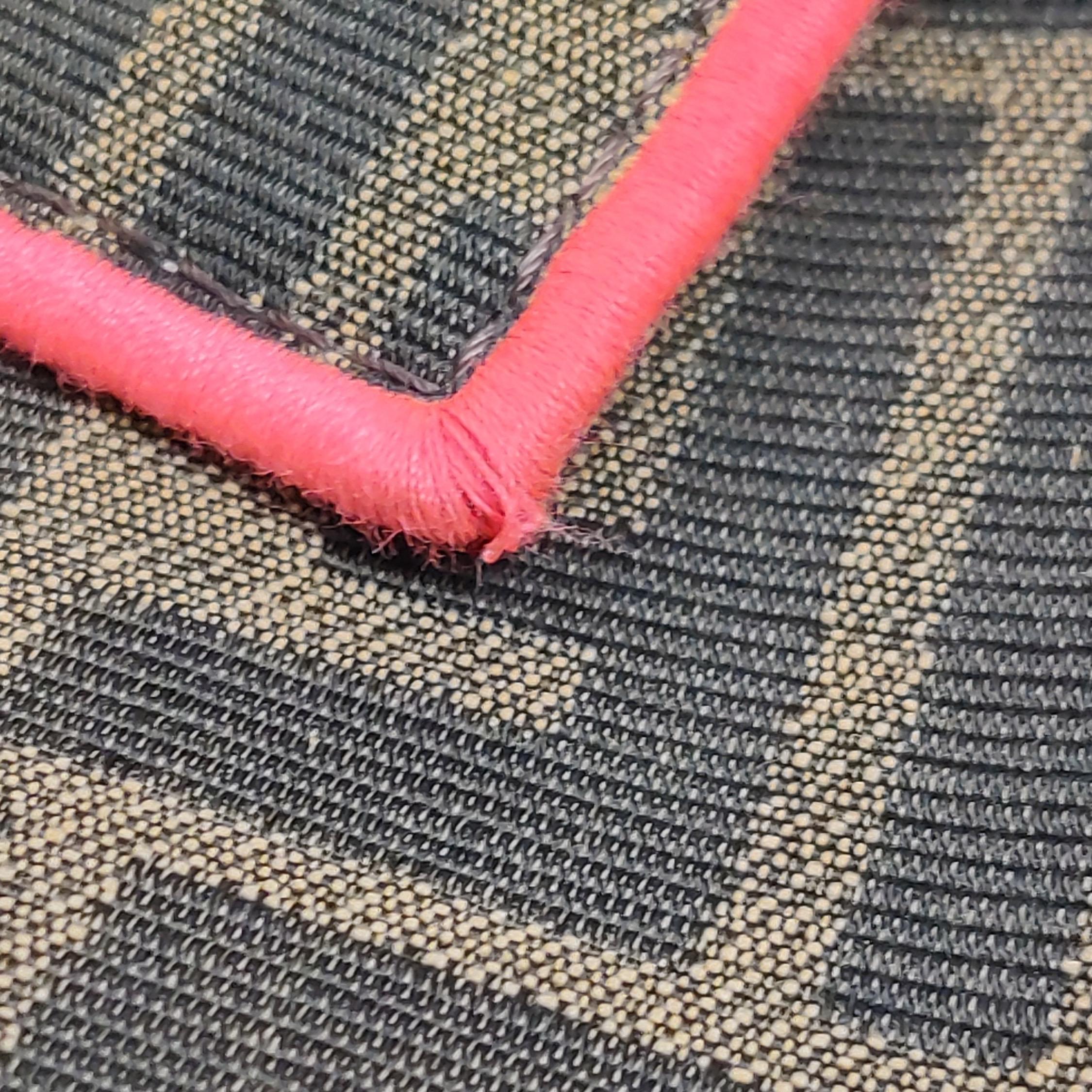 Sac à bandoulière FENDI Baguette Zucca en toile Monogram avec garniture néon rose en vente 9