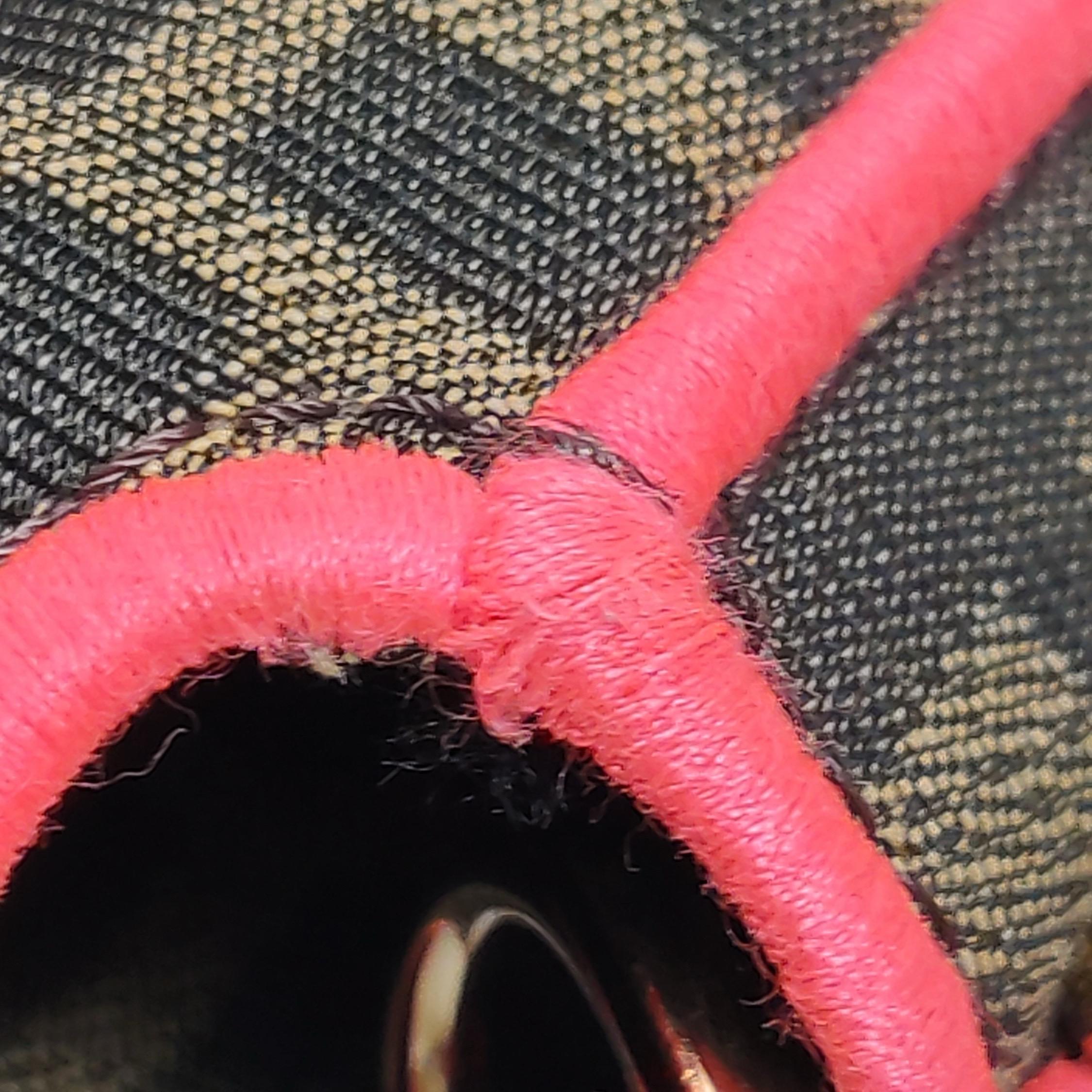 Sac à bandoulière FENDI Baguette Zucca en toile Monogram avec garniture néon rose en vente 10