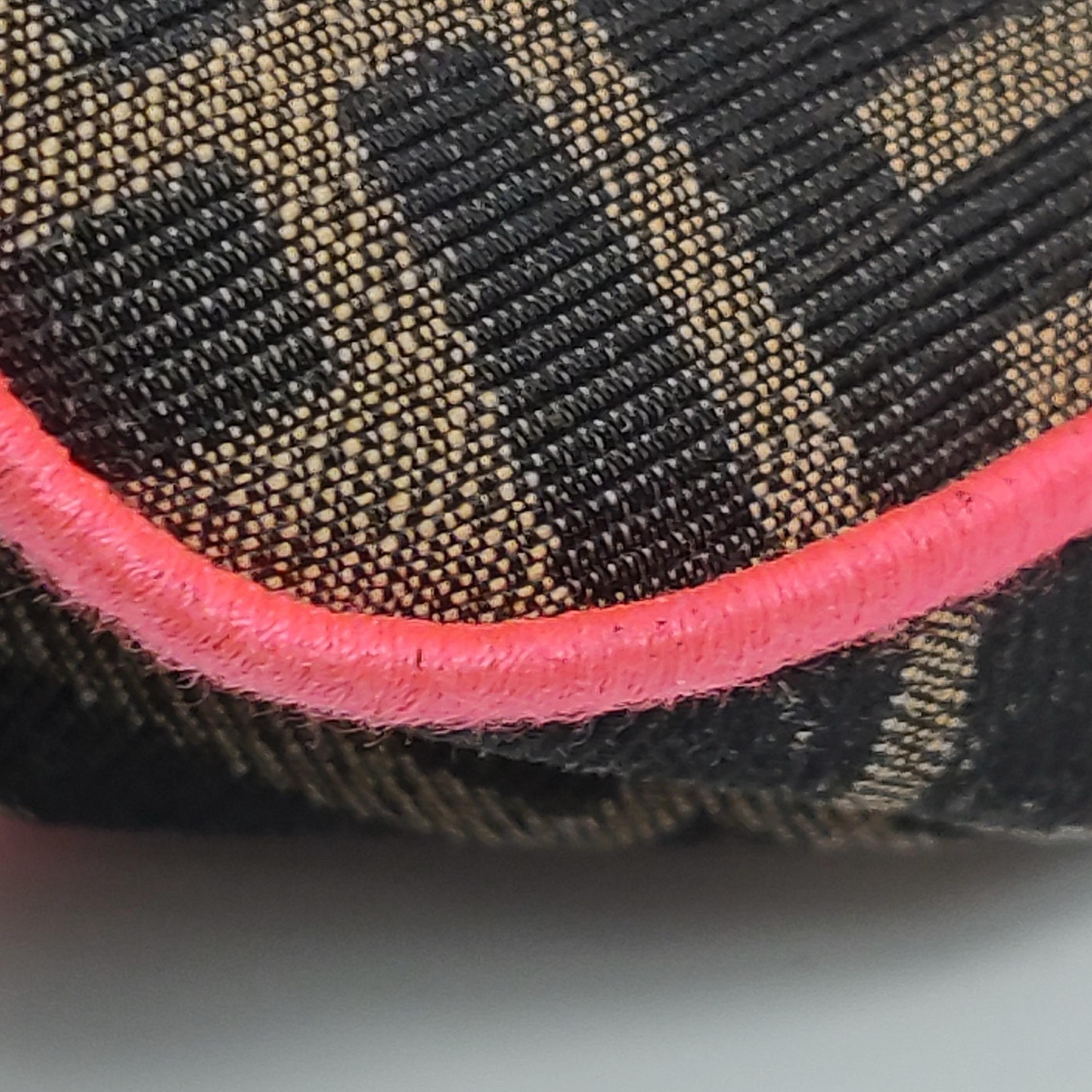 Sac à bandoulière FENDI Baguette Zucca en toile Monogram avec garniture néon rose en vente 11