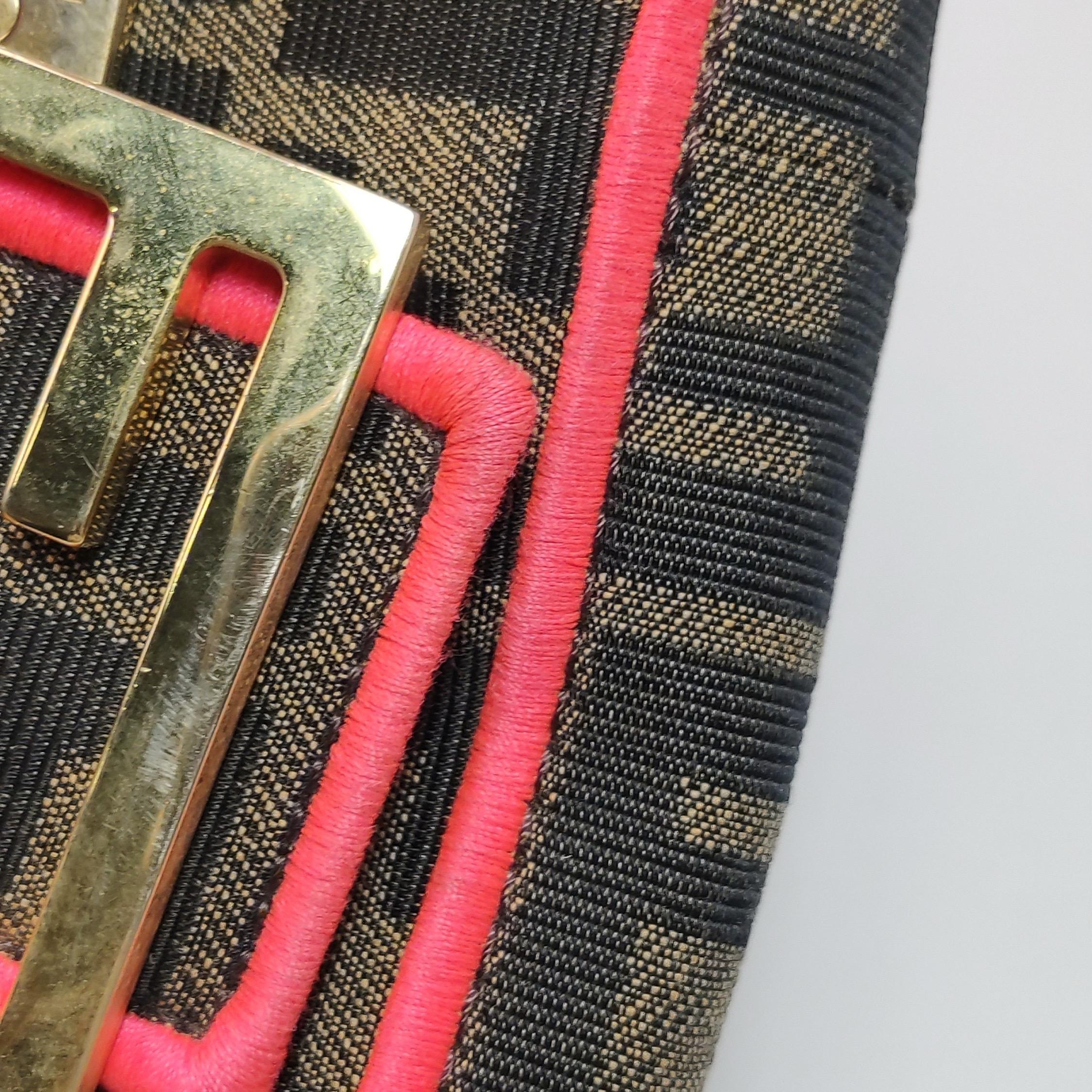 Sac à bandoulière FENDI Baguette Zucca en toile Monogram avec garniture néon rose en vente 12