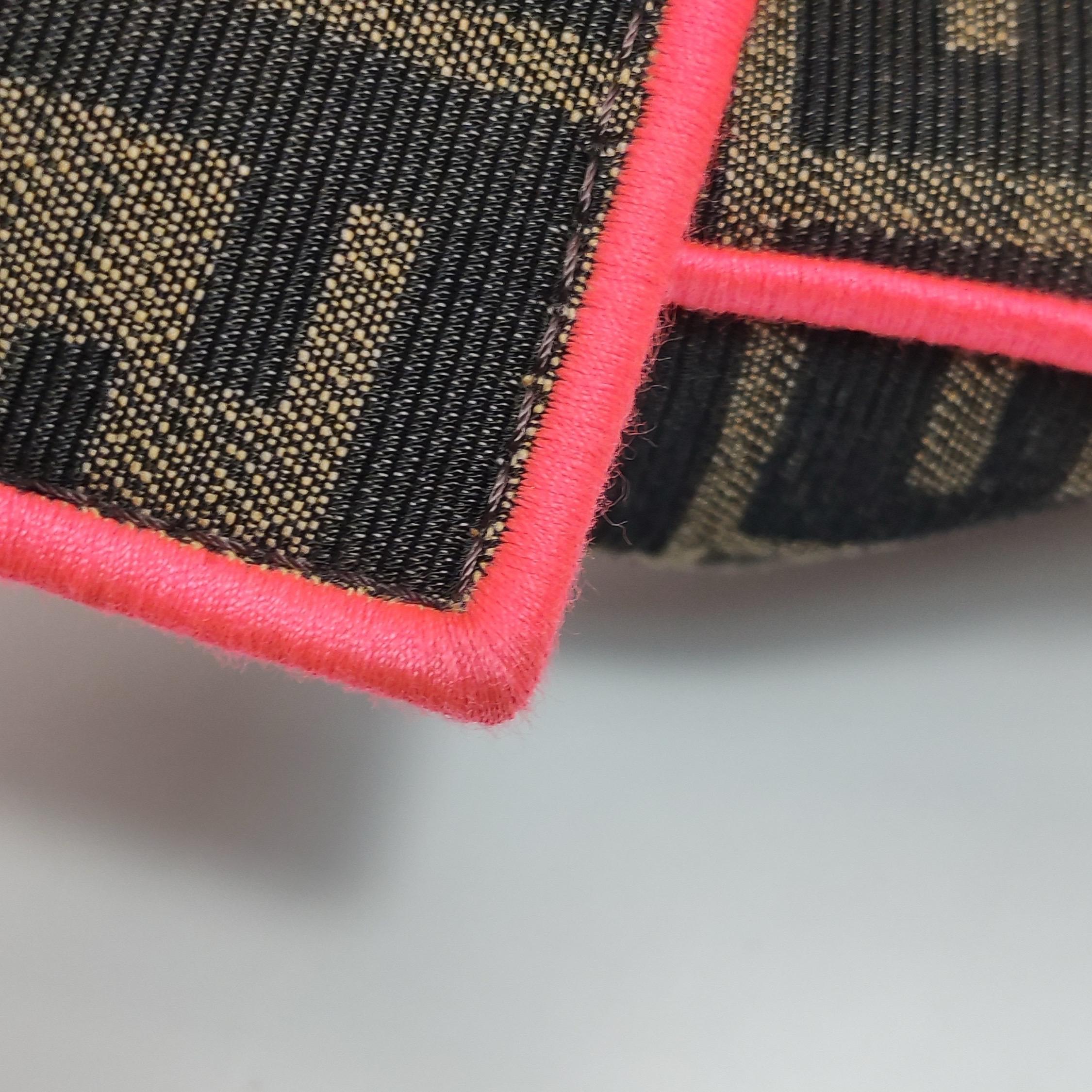 Sac à bandoulière FENDI Baguette Zucca en toile Monogram avec garniture néon rose en vente 13