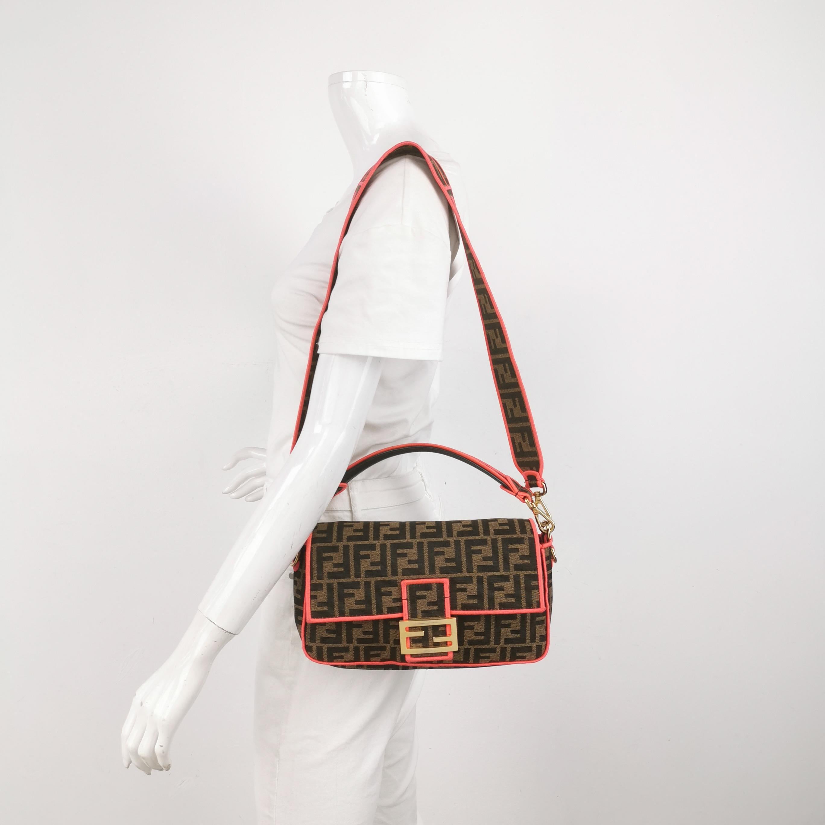 Sac à bandoulière FENDI Baguette Zucca en toile Monogram avec garniture néon rose
Il s'agit de photos professionnelles du sac offert par Luxbags.
Baguette Fendi en toile imprimée Zucca marron avec garniture de couleur néon électrisante. 
ÉTAT :