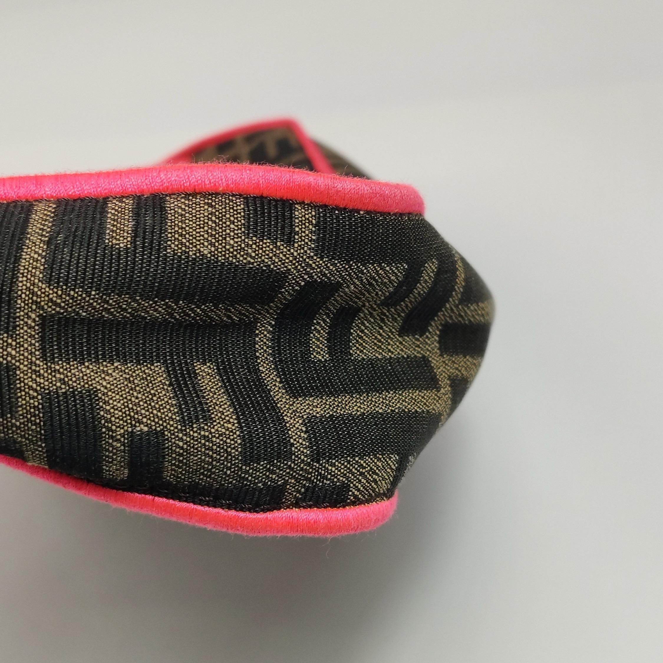 Sac à bandoulière FENDI Baguette Zucca en toile Monogram avec garniture néon rose en vente 15