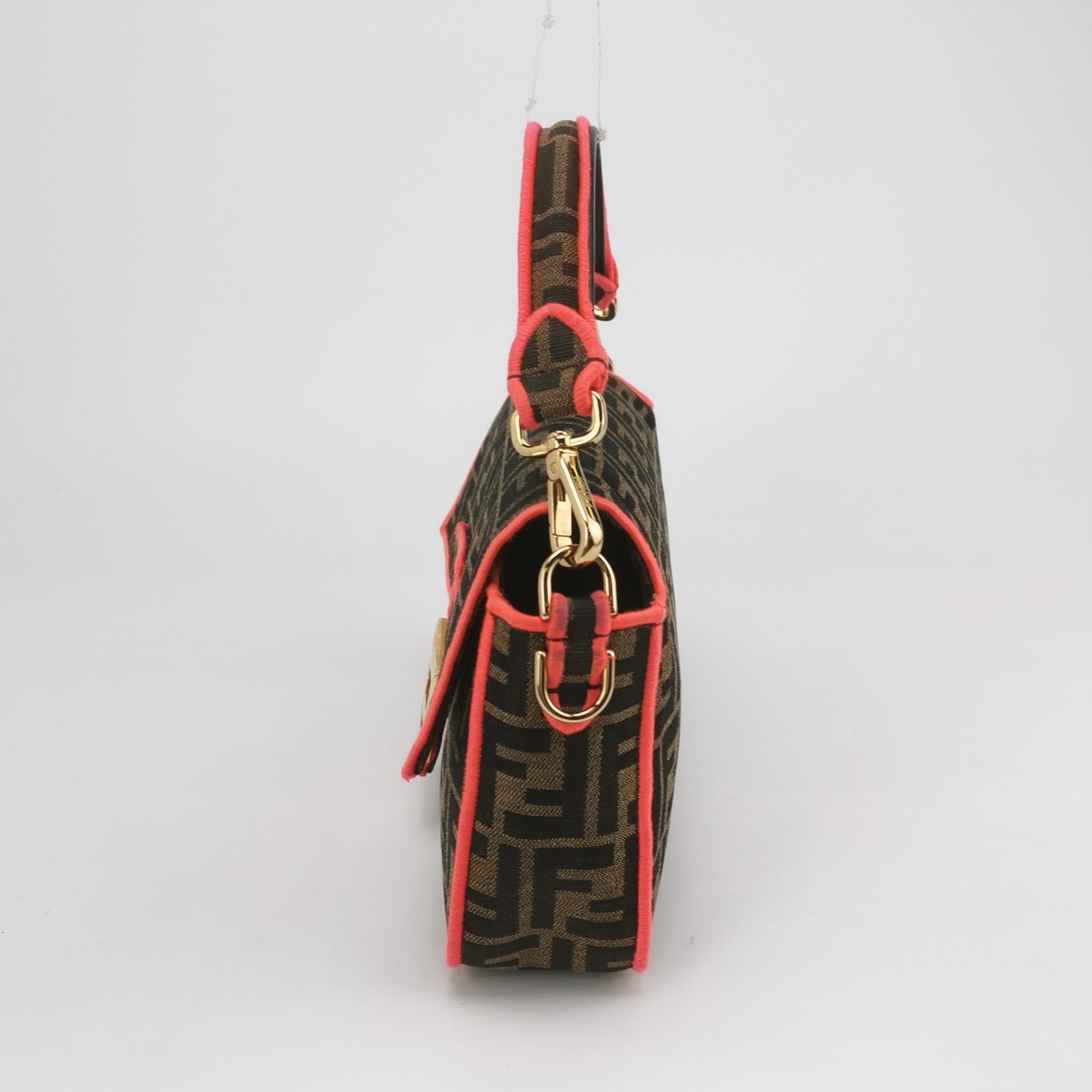 Marron Sac à bandoulière FENDI Baguette Zucca en toile Monogram avec garniture néon rose en vente