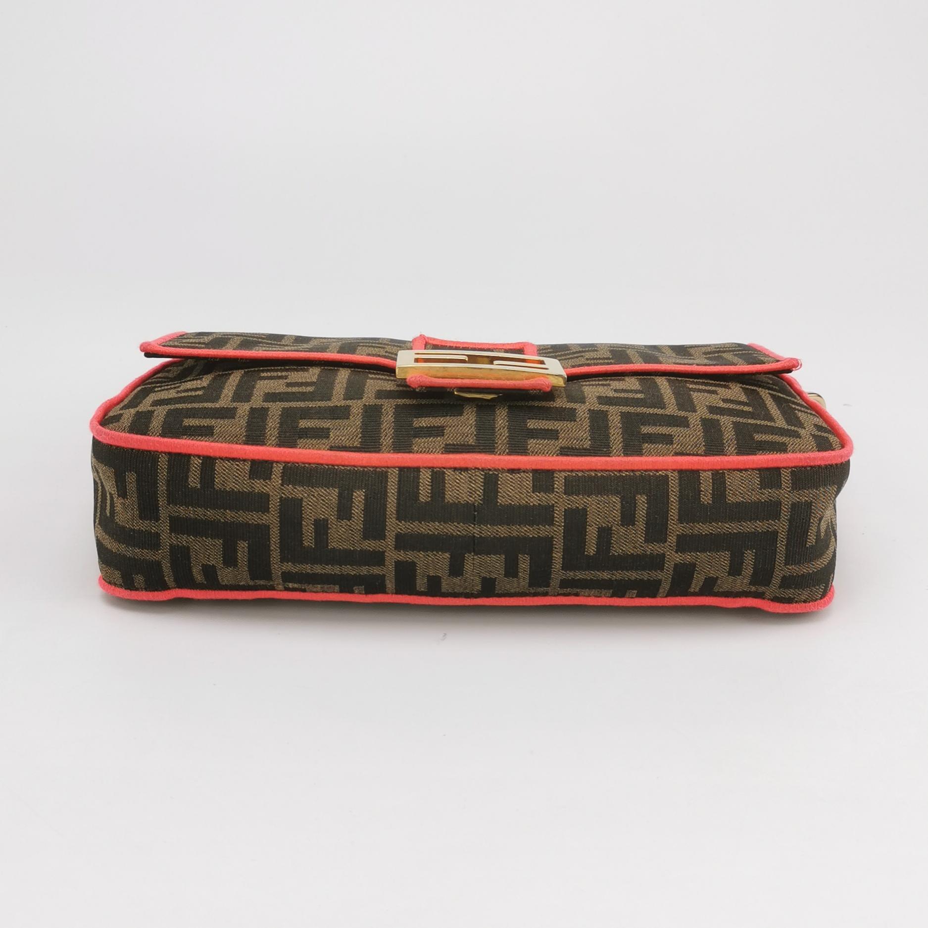 Sac à bandoulière FENDI Baguette Zucca en toile Monogram avec garniture néon rose Excellent état - En vente à AUBERVILLIERS, FR