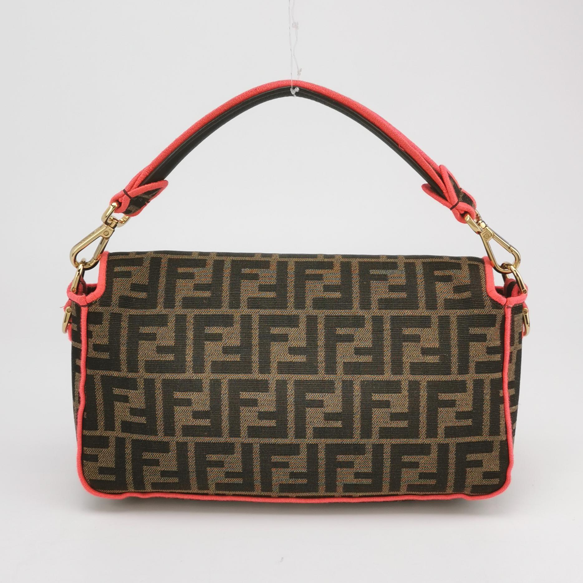 Sac à bandoulière FENDI Baguette Zucca en toile Monogram avec garniture néon rose Pour femmes en vente