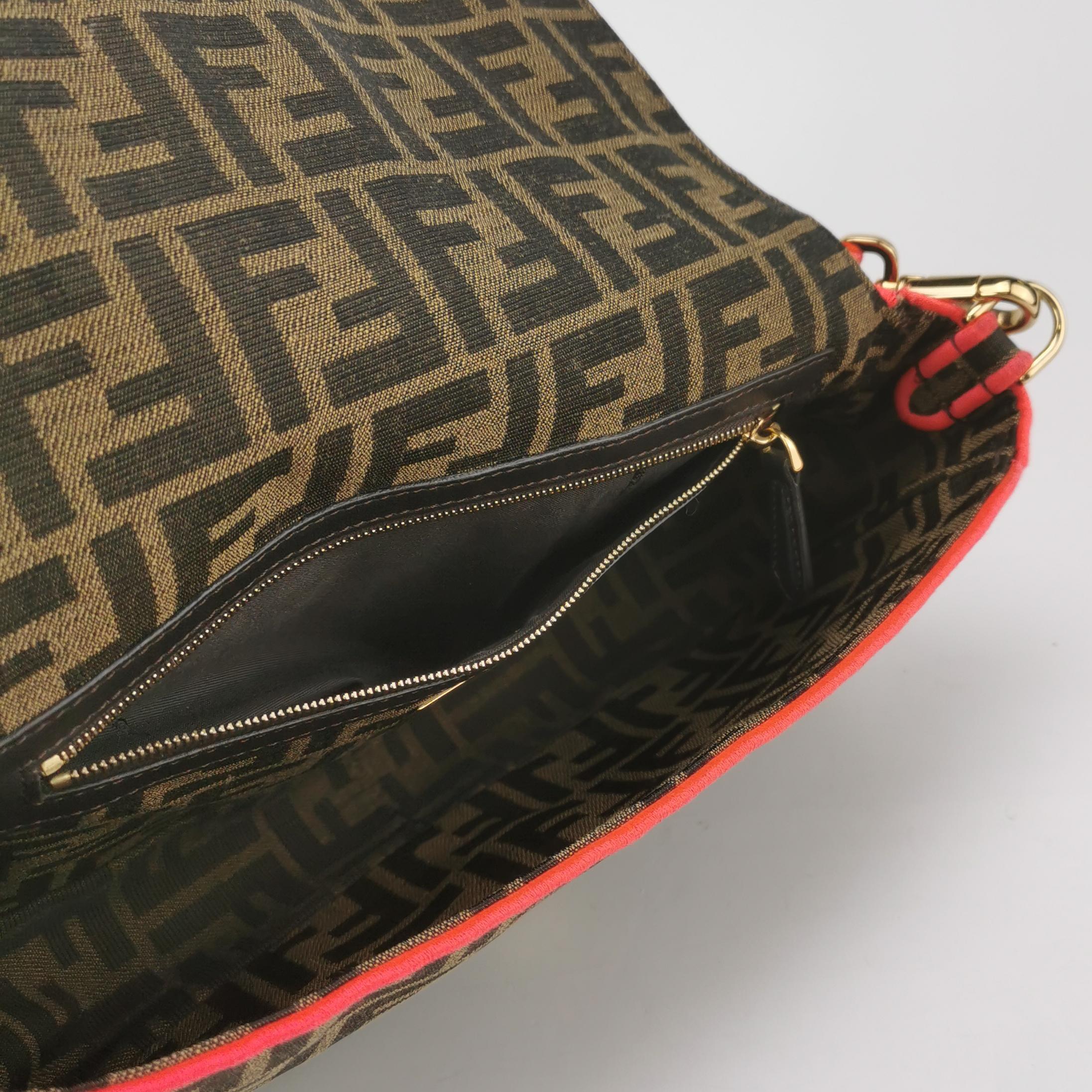 Sac à bandoulière FENDI Baguette Zucca en toile Monogram avec garniture néon rose en vente 2