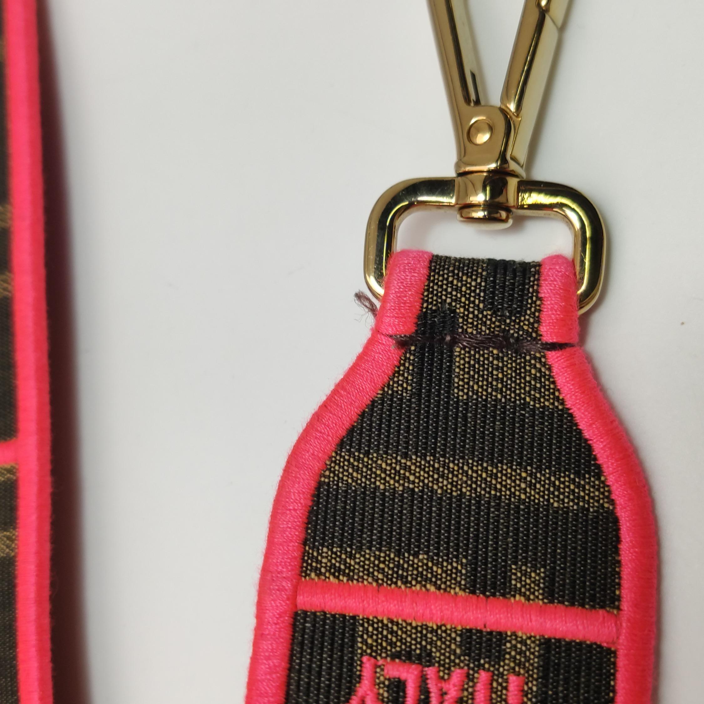 Sac à bandoulière FENDI Baguette Zucca en toile Monogram avec garniture néon rose en vente 3