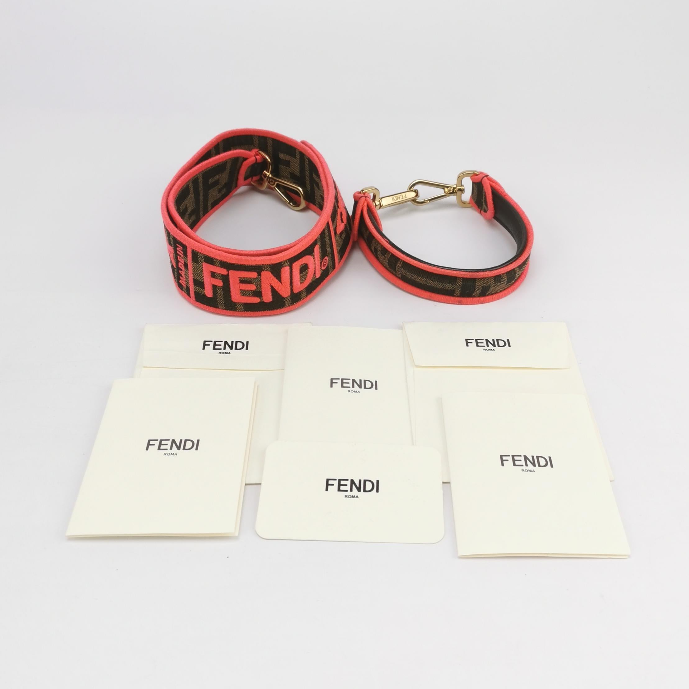 Sac à bandoulière FENDI Baguette Zucca en toile Monogram avec garniture néon rose en vente 4