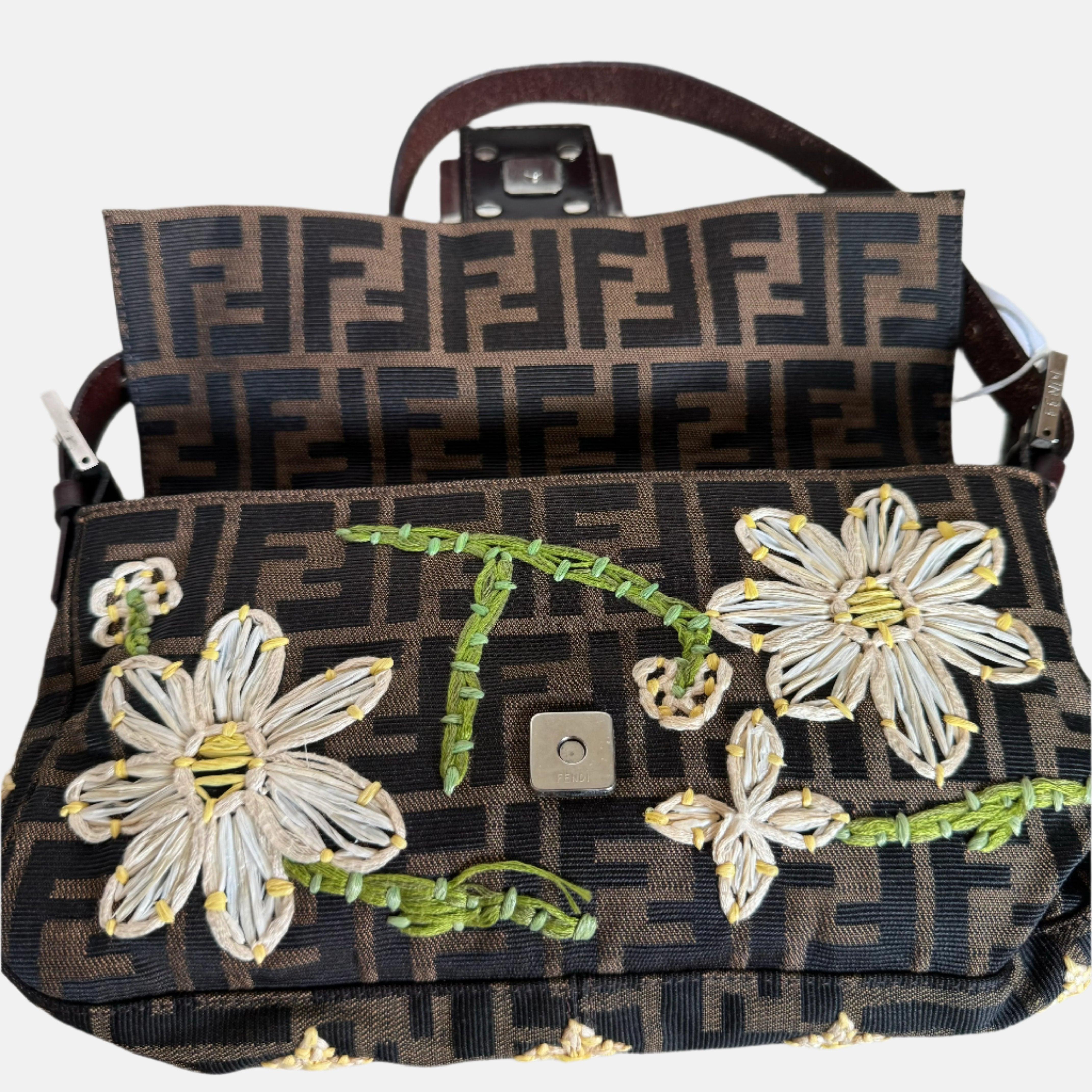 Fendi Baguette Zucca Monogram with Straw Floral Embroidery In Good Condition For Sale In AUBERVILLIERS, FR