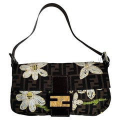Fendi Baguette Zucca Monogram con ricamo floreale in paglia