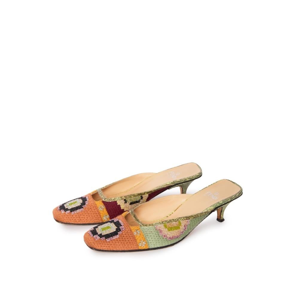 Ces exquises mules à perles Fendi offrent un mélange parfait d'élégance rétro et de style contemporain. Dotées d'un perlage complexe aux couleurs vives, ces chaussures se distinguent par leur design artistique. Dotées d'un bout pointu et d'un talon