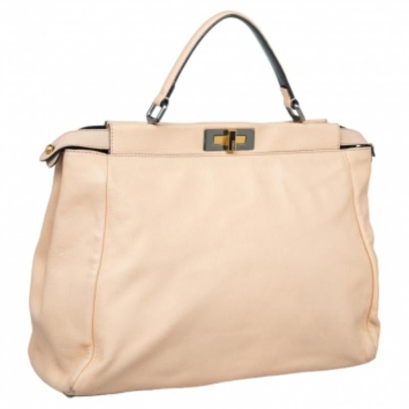 Questo squisito Peekaboo di Fendi è molto ambito e, sin dalla sua nascita nel 2009, ci ha conquistato con la sua forma, il suo design e la sua bellezza. Questa versione è meticolosamente realizzata in pelle ed è dotata di un manico superiore per