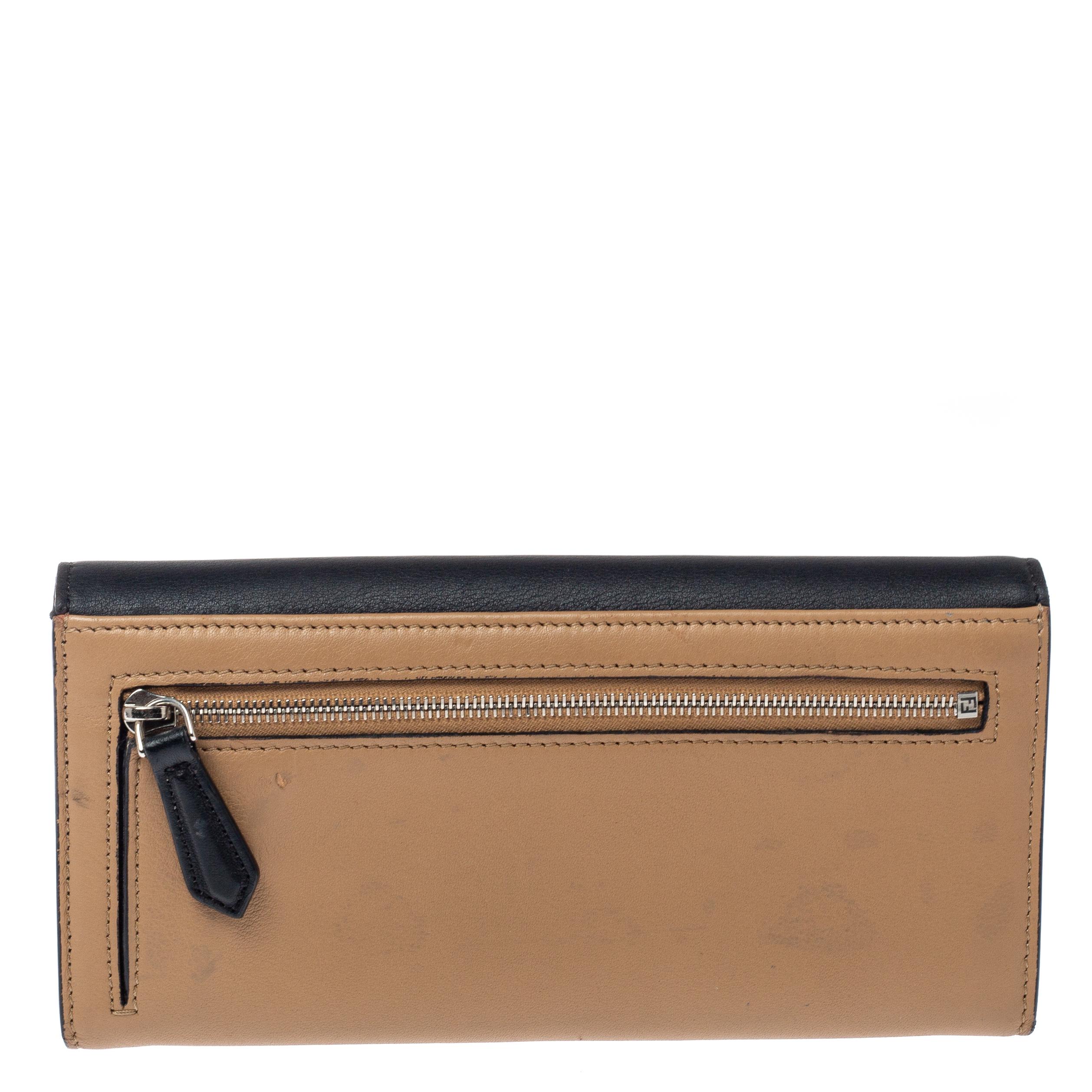 How cute does this continental wallet from Fendi look! In lovely shades, this wallet is crafted from leather and features an amazing silhouette that resembles that of an envelope. It flaunts a gold-tone brand logo detailing on the front flap
