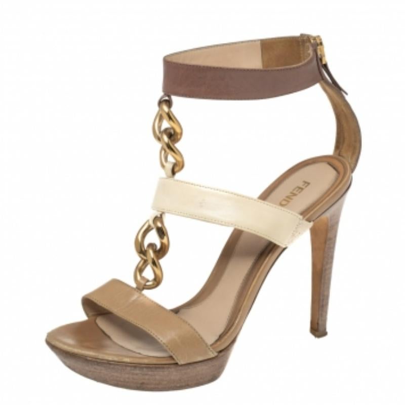 Il design con triplo cinturino in pelle, la punta aperta, la chiusura a zip, il plateau e il tacco di 13 cm conferiscono a questi sandali un fascino elegante. La creazione di Fendi è inoltre impreziosita da dettagli a catena.