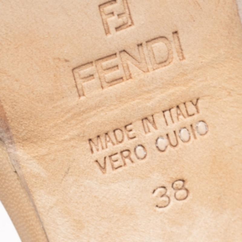 Fendi Sandali con cinturino alla caviglia in pelle beige/marrone misura 38 in vendita 3