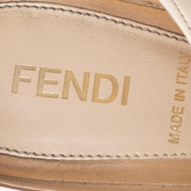 Fendi Sandali con cinturino alla caviglia in pelle beige/marrone misura 38 in vendita 4
