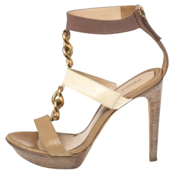Fendi Sandali con cinturino alla caviglia in pelle beige/marrone misura 38 in vendita