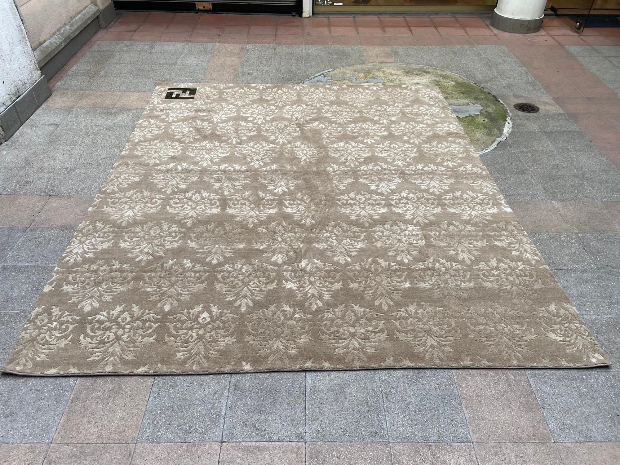 Carpet - Fendi 

Wool 

circa 2010

Measures: 250 x 295 x 1 cm
Perfect condition.

 